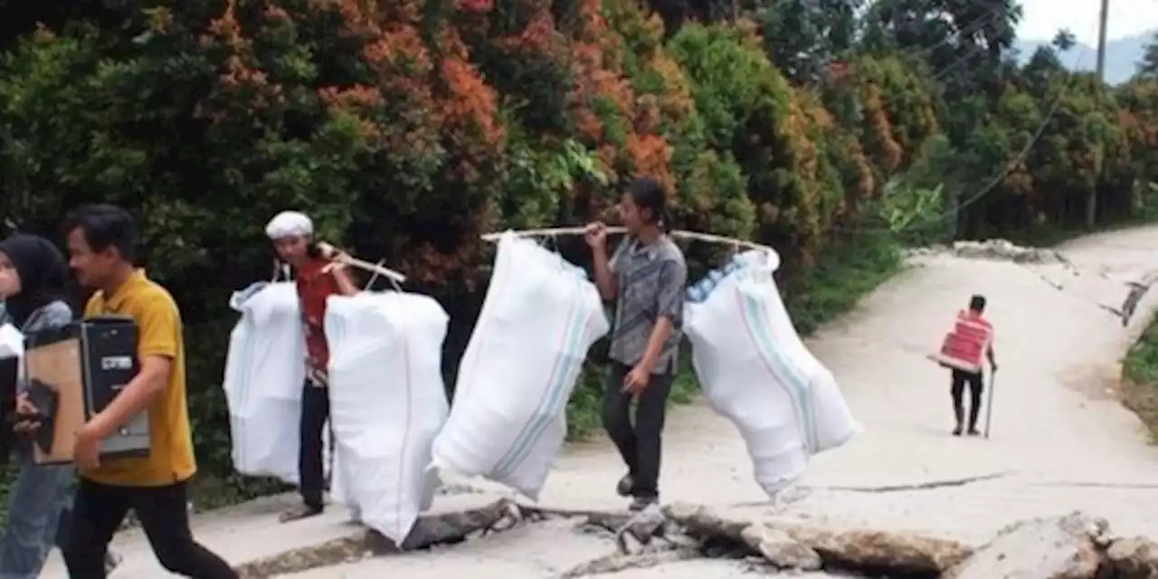 Fenomena Tanah Bergerak Terjadi lagi di Bogor, Jalan hingga Bangunan Rusak | merdeka.com