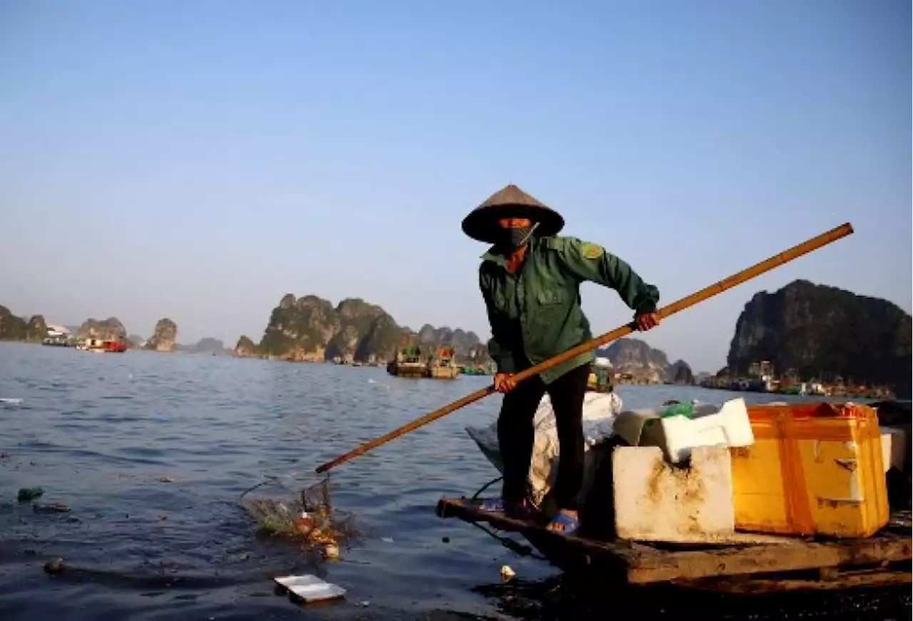 Vietnam battles plastic blight in idyllic Ha Long Bay | The Malaysian Insight