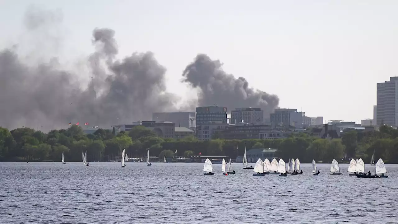 Dachstuhl brennt in Hamburg - riesige Rauchwolke