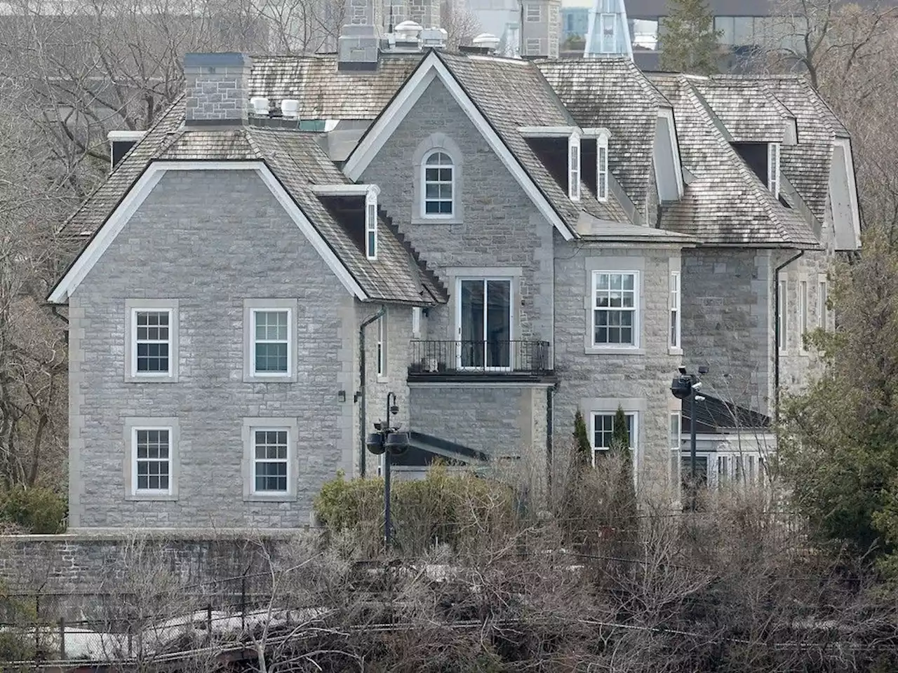 Feds warned about risks of delaying 24 Sussex decision almost a year before it closed