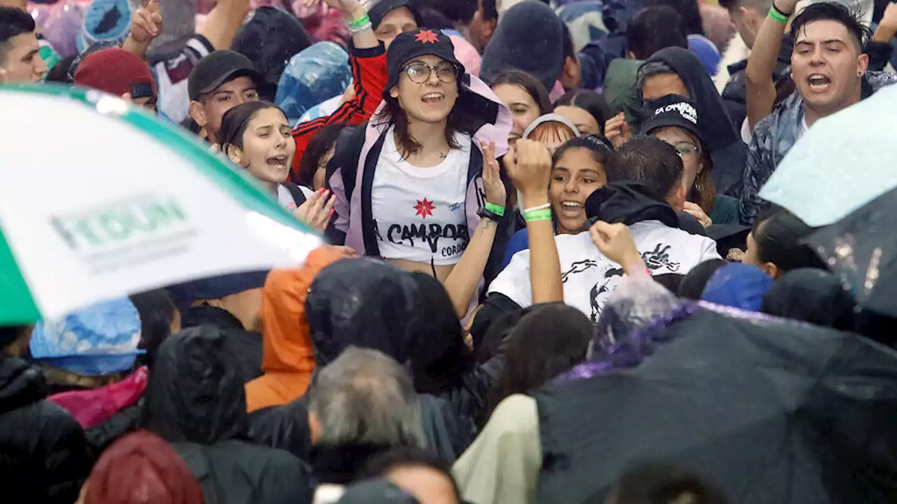 De 'Cristina Presidenta' a 'Una más y no jodemos más', qué cantó la militancia en Plaza de Mayo | El aliento a la vicepresidenta y un pedido que no cesa