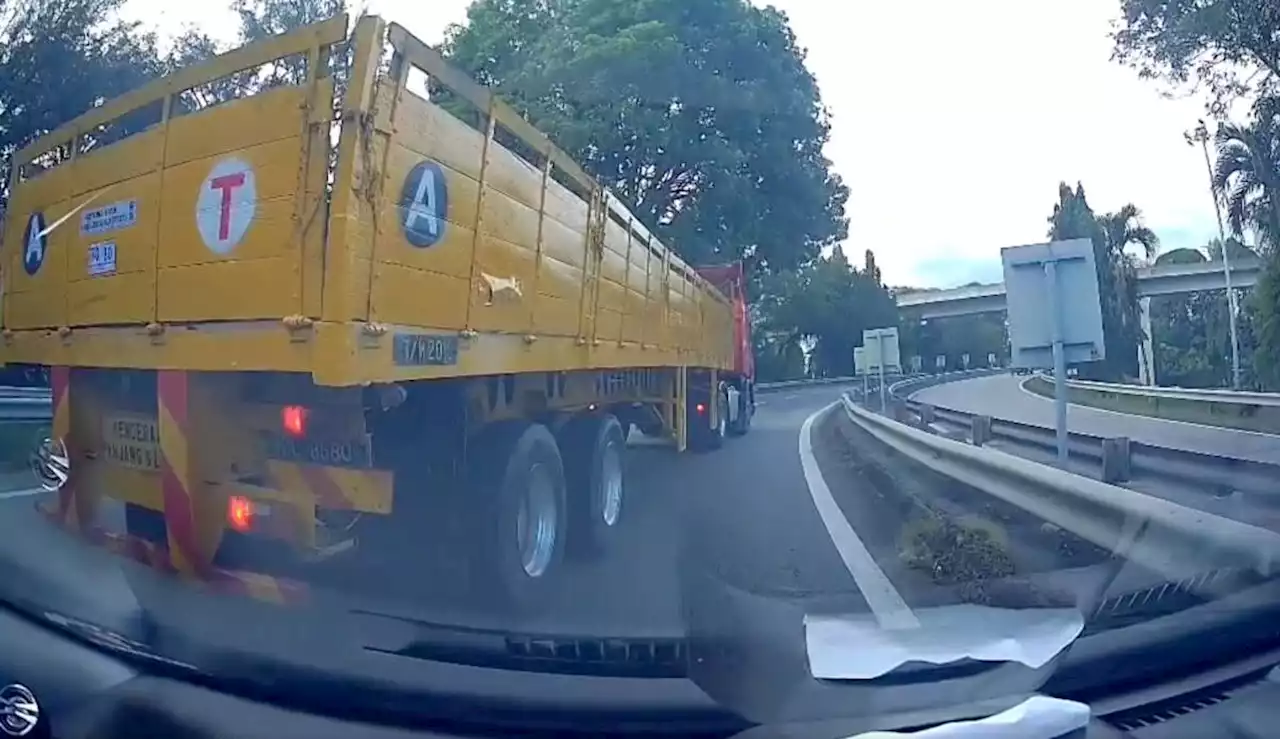 Lorry driver repeatedly attempts to drive into car, causes several near misses and obstructs traffic - paultan.org