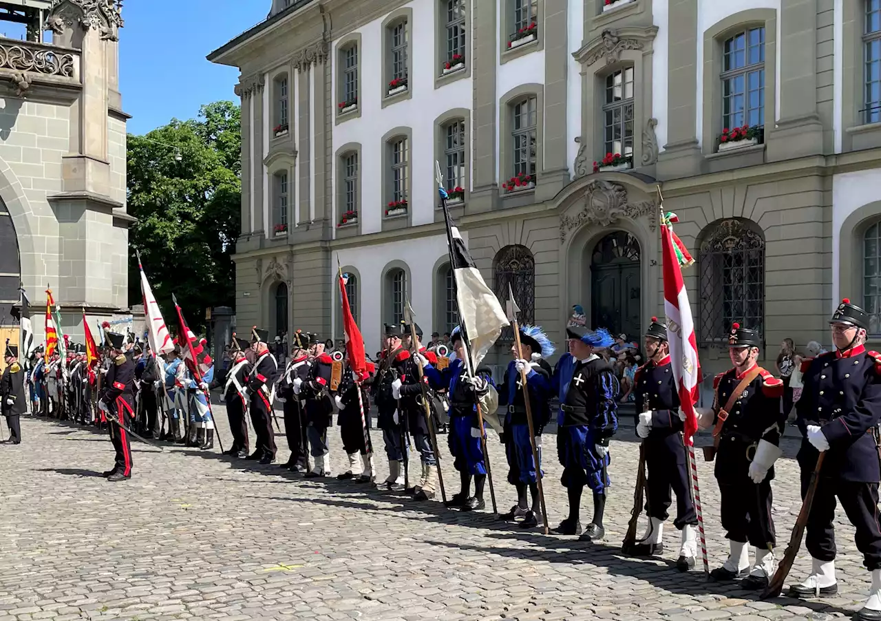 Kanton Bern / Münsterplatz: Ehrenformation feiert 40-Jahr-Jubiläum