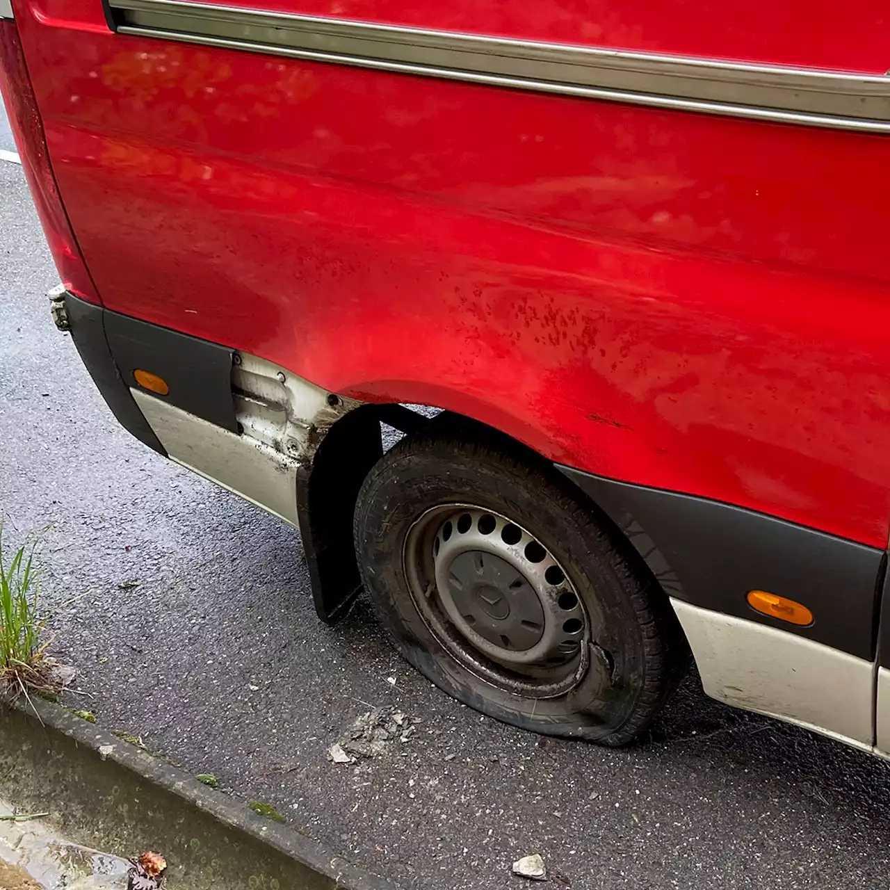 Lungern OW: Lieferwagen kollidiert auf der A8 mit Felswand