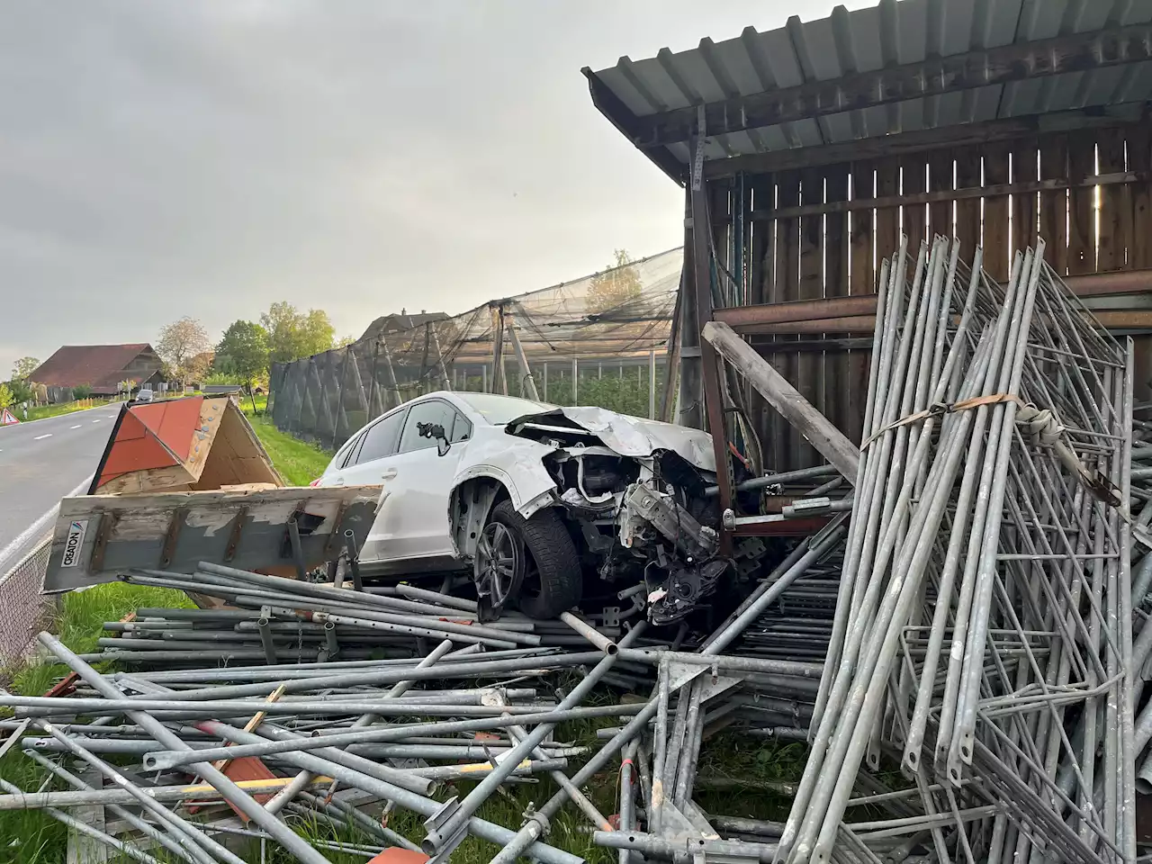 Römerswil LU: Auto prallt in Unterstand – eine Person hospitalisiert