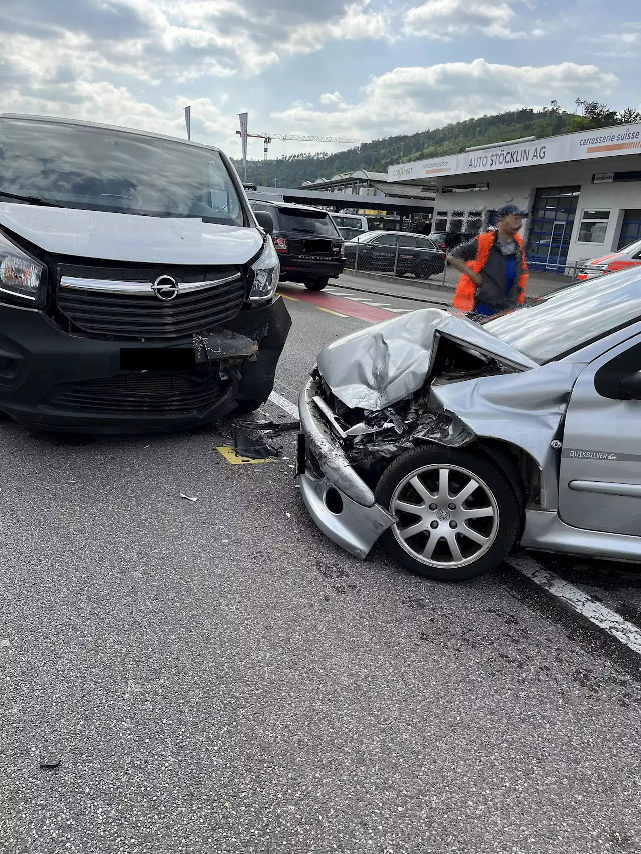 Unfall in Zwingen BL: Frontalkollision zwischen PW und Lieferwagen