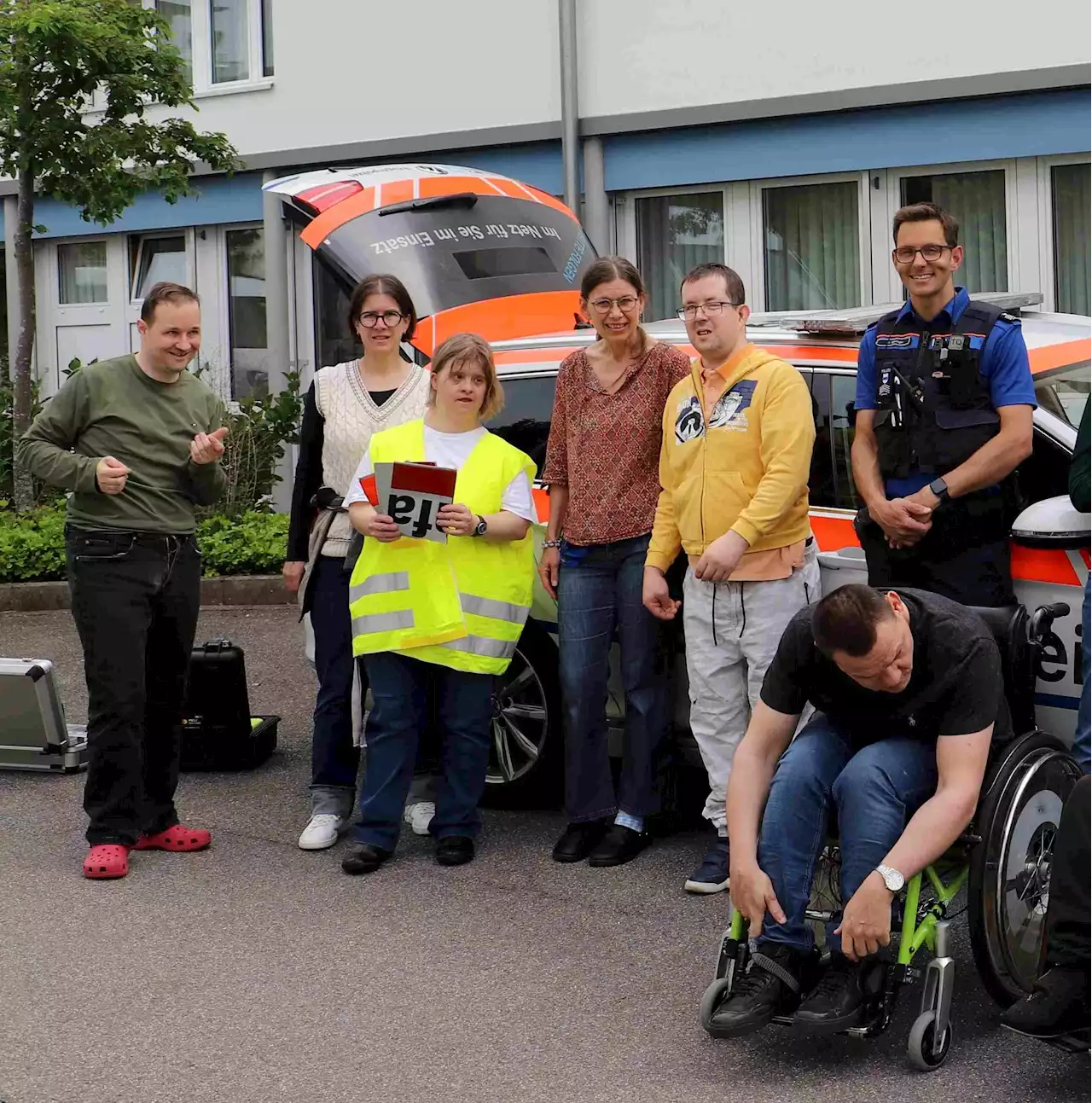 Zuger Polizei: Wir haben die Stiftung Maihof mitsamt Polizeiauto besucht