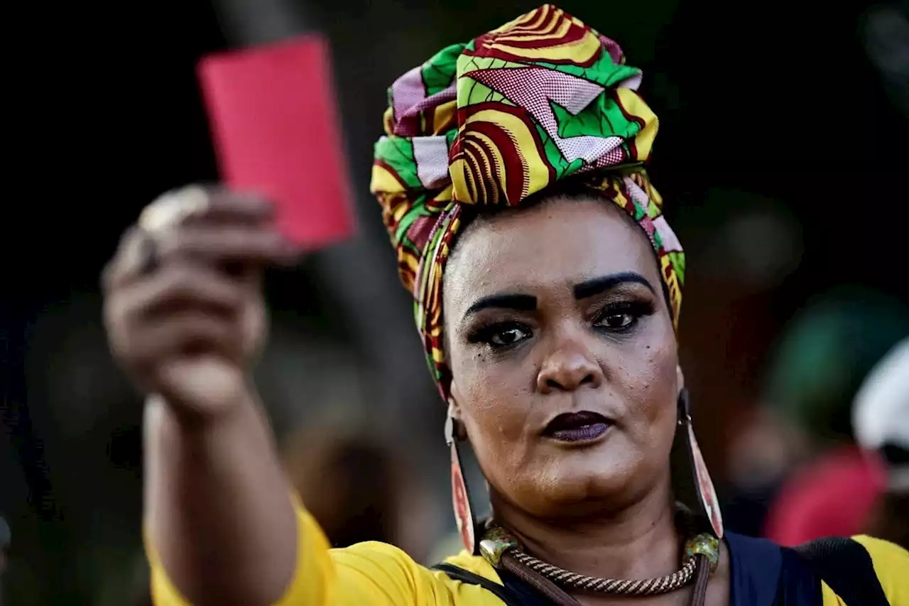 Vini Jr.: Manifestantes fazem ato em frente à embaixada da Espanha em Brasília