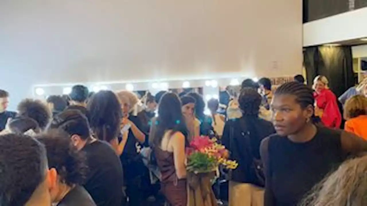 Zero glamour, comilança e correria: os bastidores de um desfile no São Paulo Fashion Week