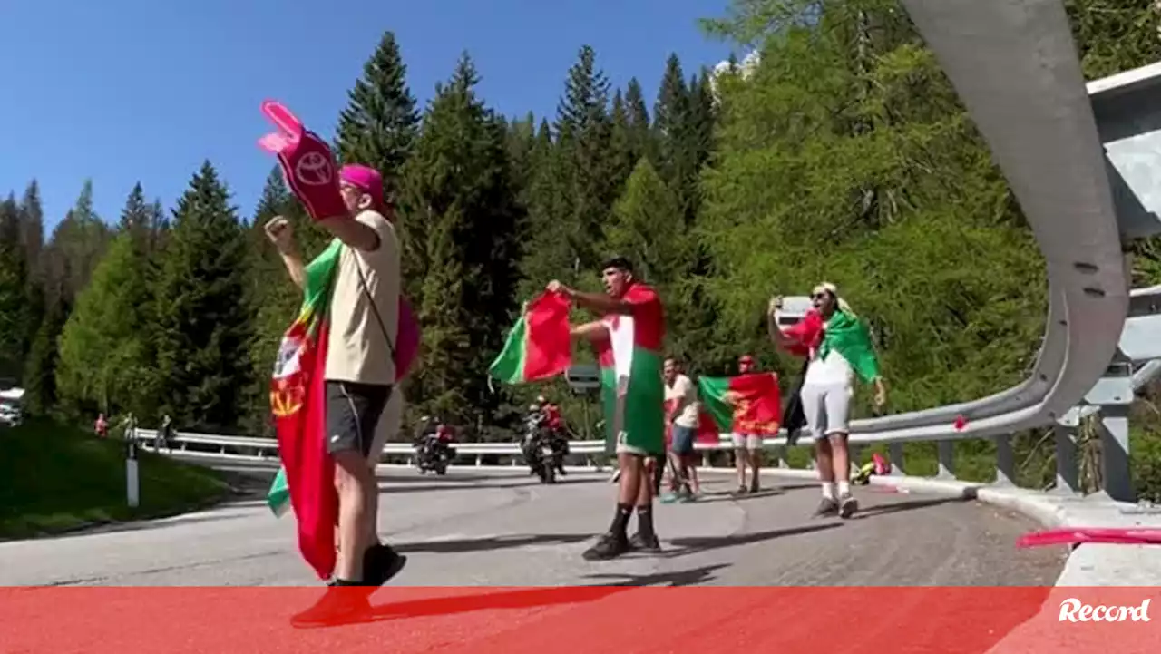 O momento em que grupo de fãs portugueses apoiou e correu ao lado de João Almeida no Giro