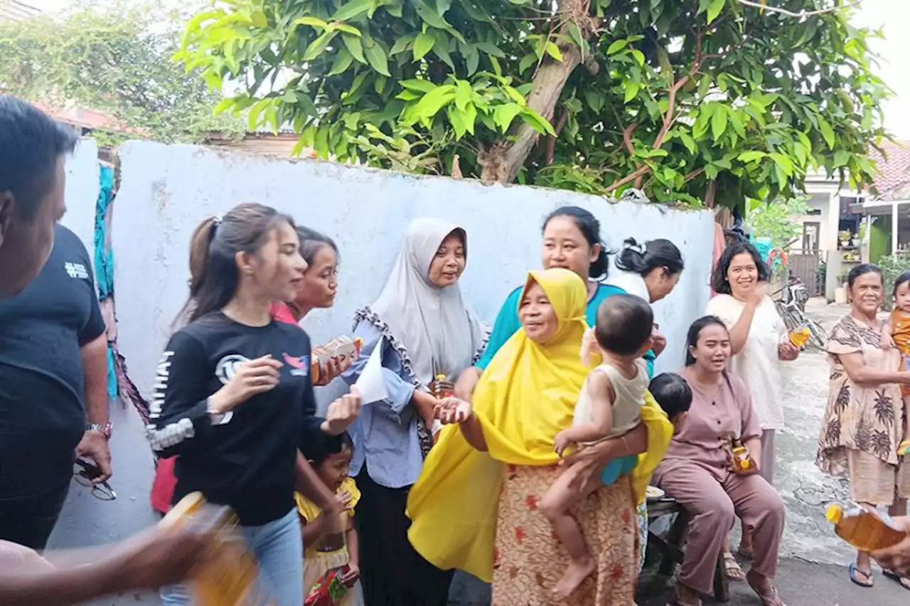 Bacaleg Perindo Door To Door Berikan Minyak Goreng di Pancoran Mas Depok