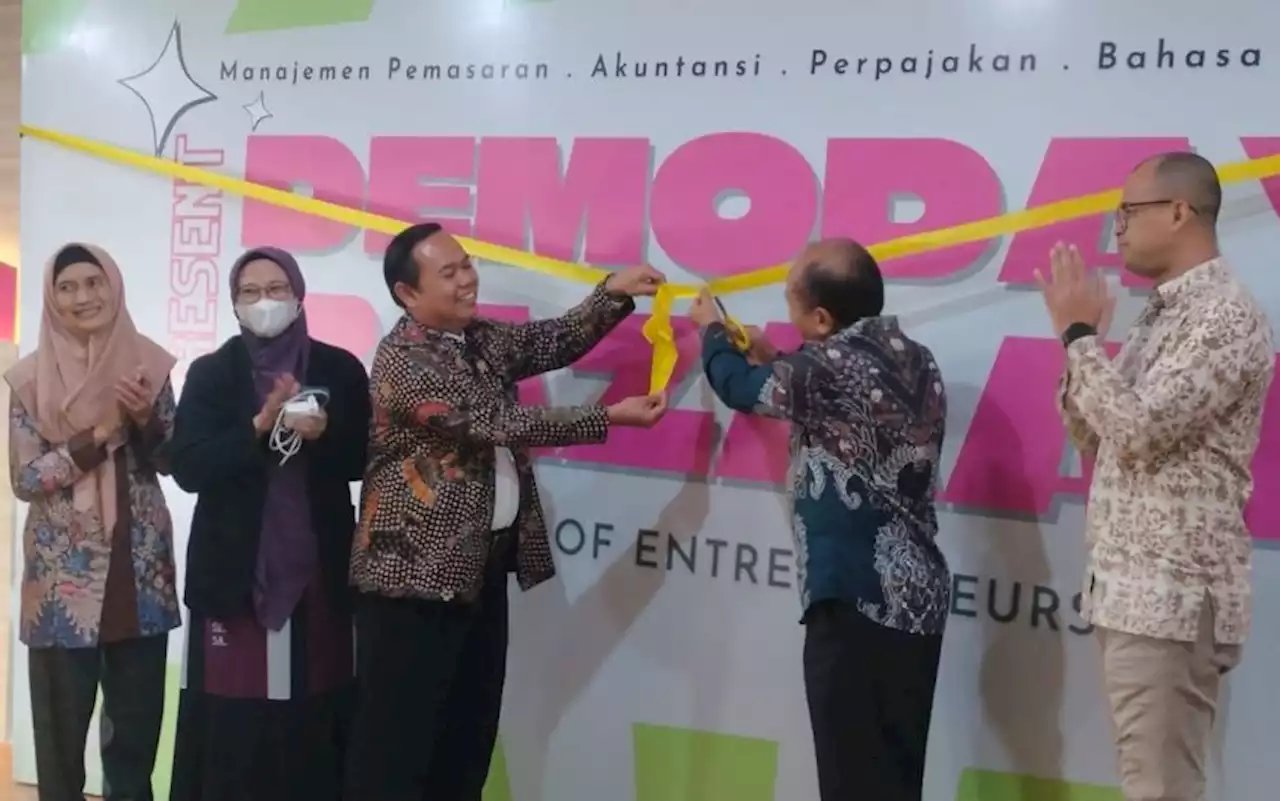 Mahasiswa Vokasi Unair Praktik Jadi Pengusaha Melalui Demoday Bazzar