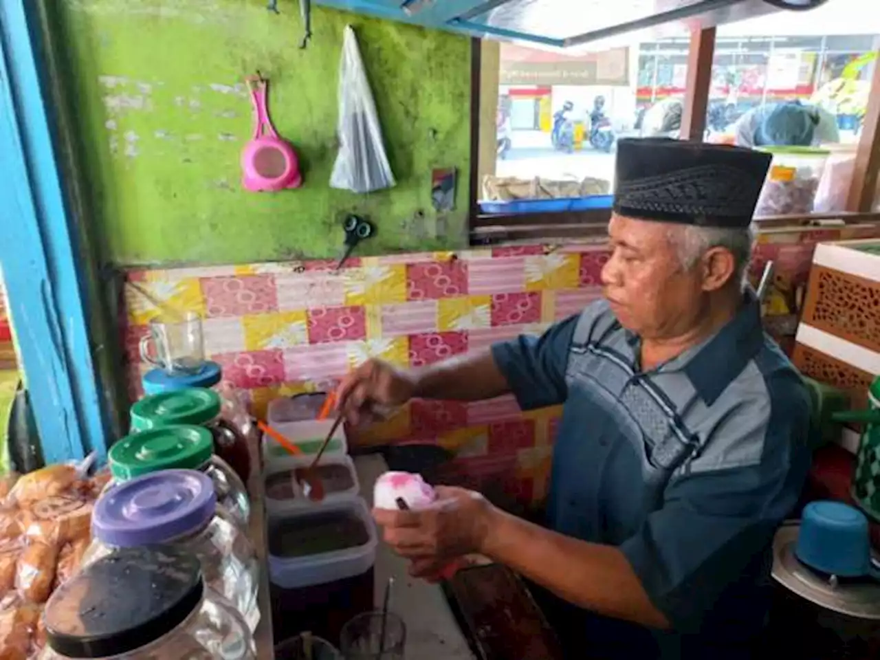 Pelanggan Es Gosrok Pak Amir Klaten sejak 1970: Rasanya Tak Pernah Berubah