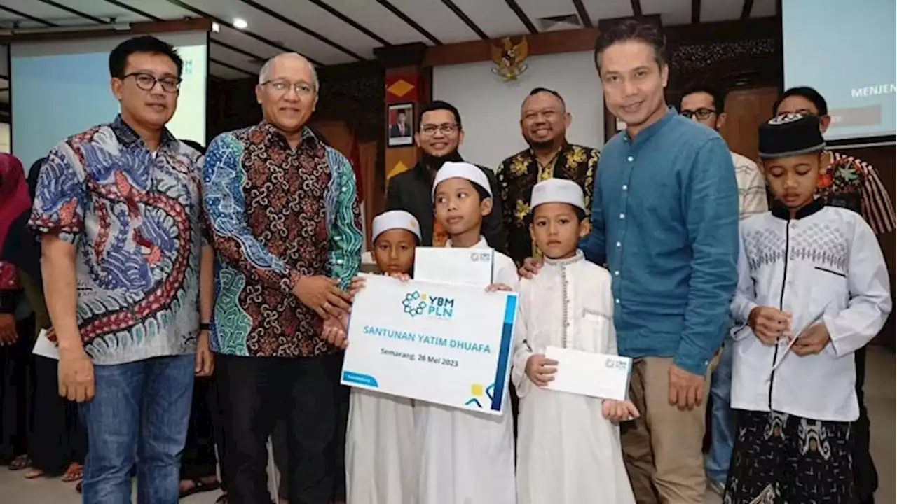 PLN Salurkan Al-Qur'an Braille dan Beri Santunan kepada Santri di Pesantren