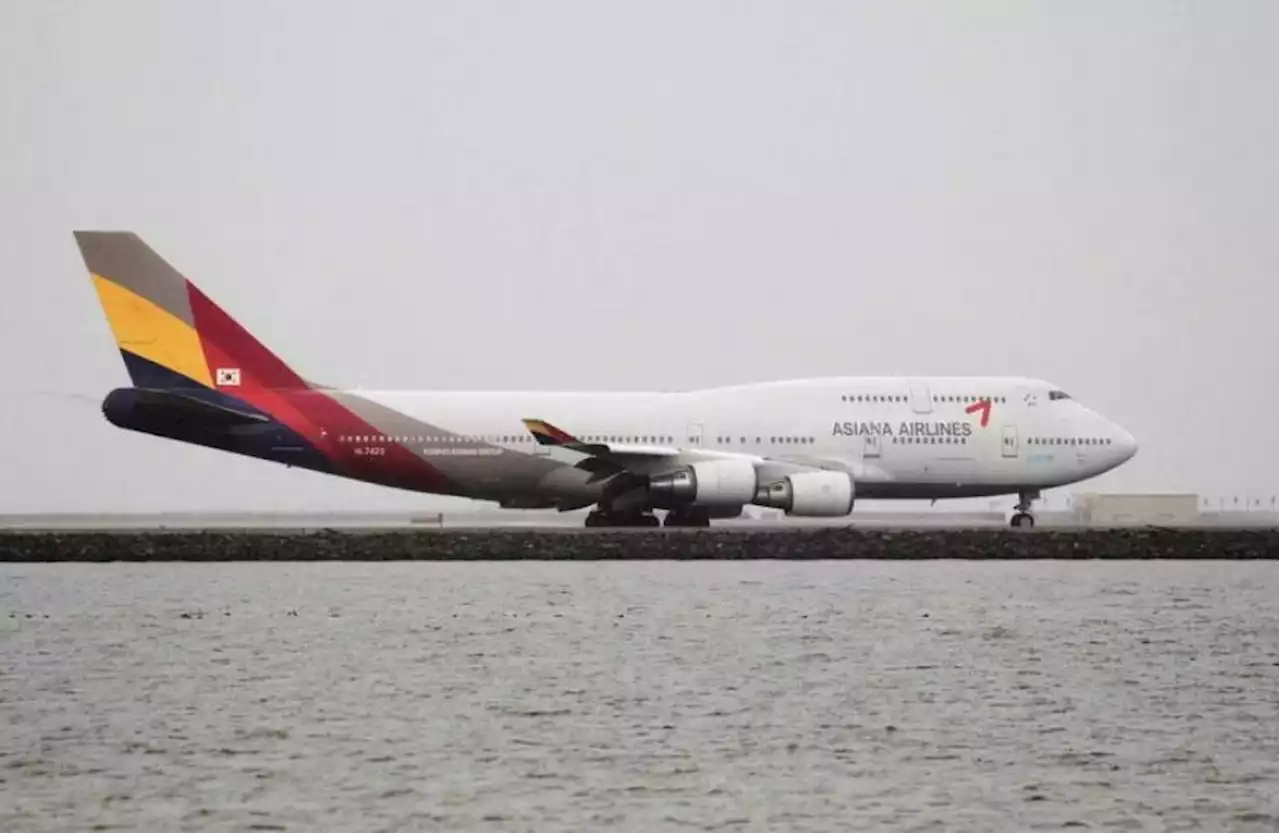 Asiana plane lands safely after door opens during flight