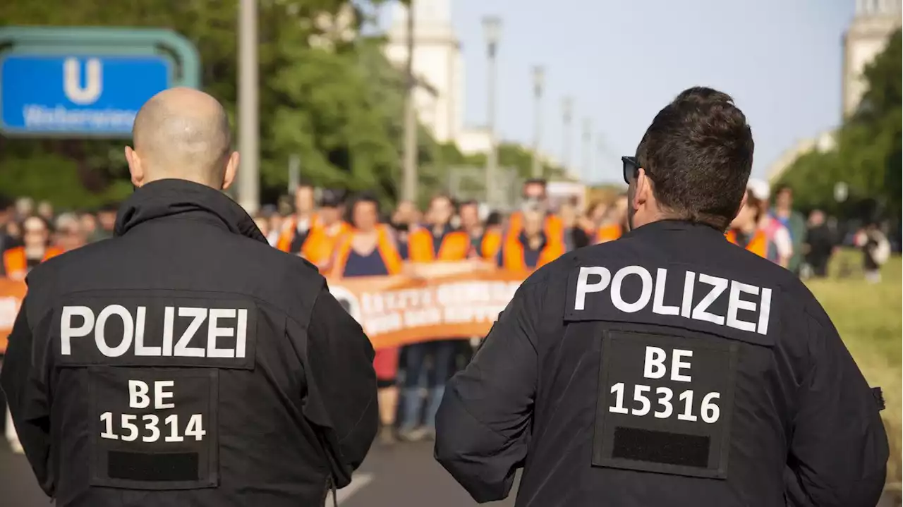 „Nicht kriminell“: Hunderte protestieren in Berlin gegen Polizeimaßnahmen gegen „Letzte Generation“