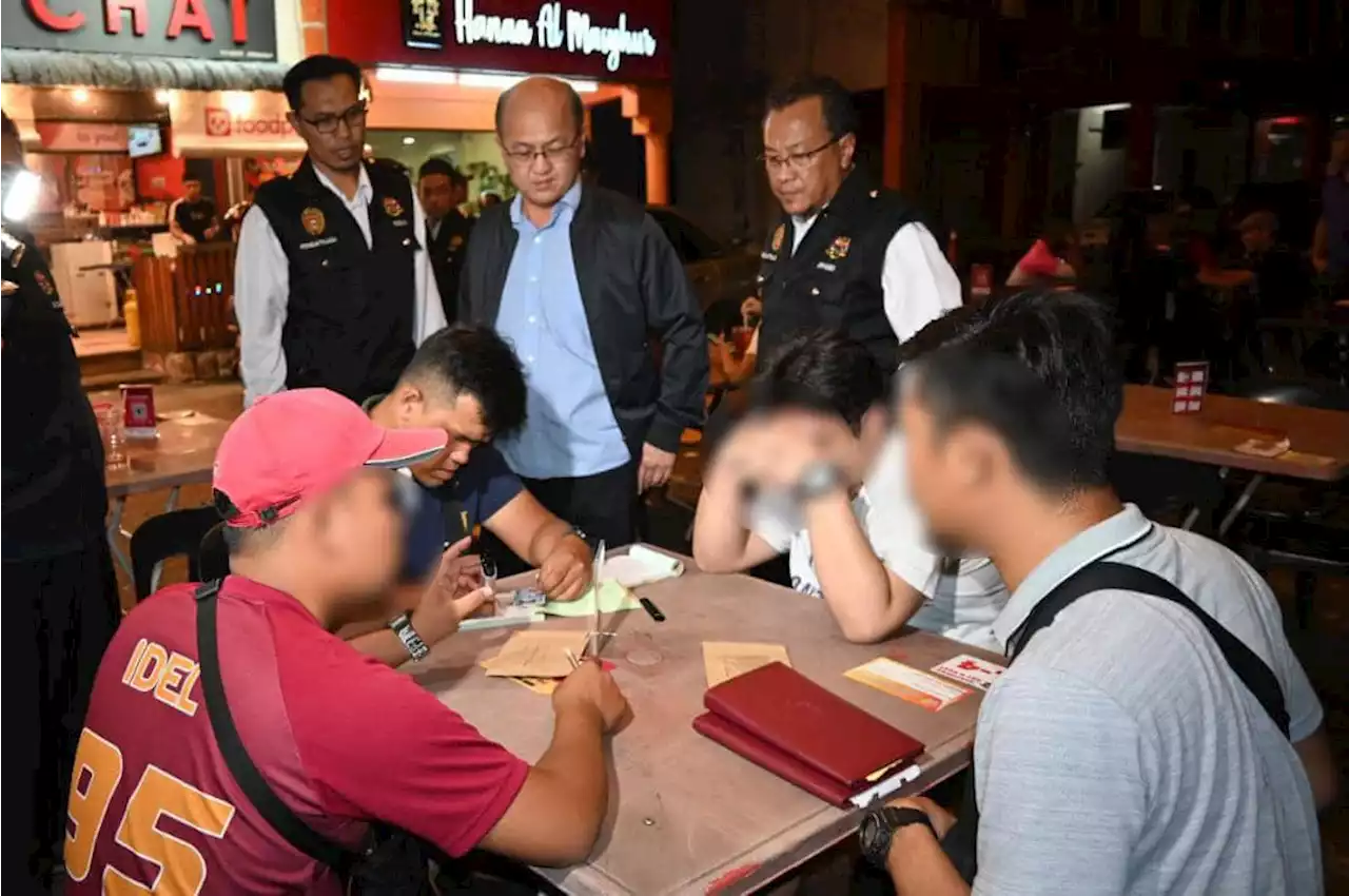 Masih ramai degil merokok di premis makanan