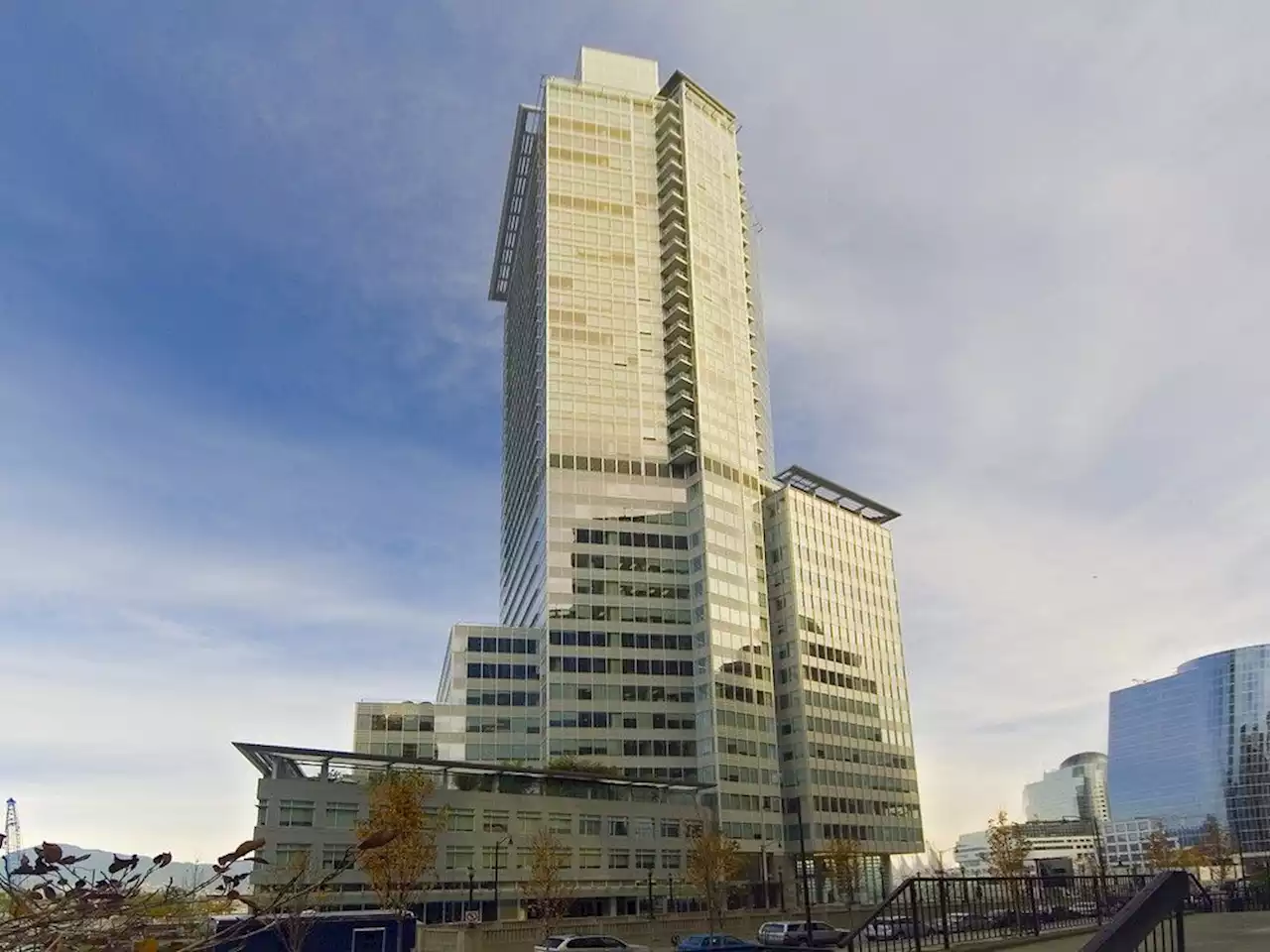 Traffic alert: Road closures as downtown Vancouver's Shaw Tower changes its sign