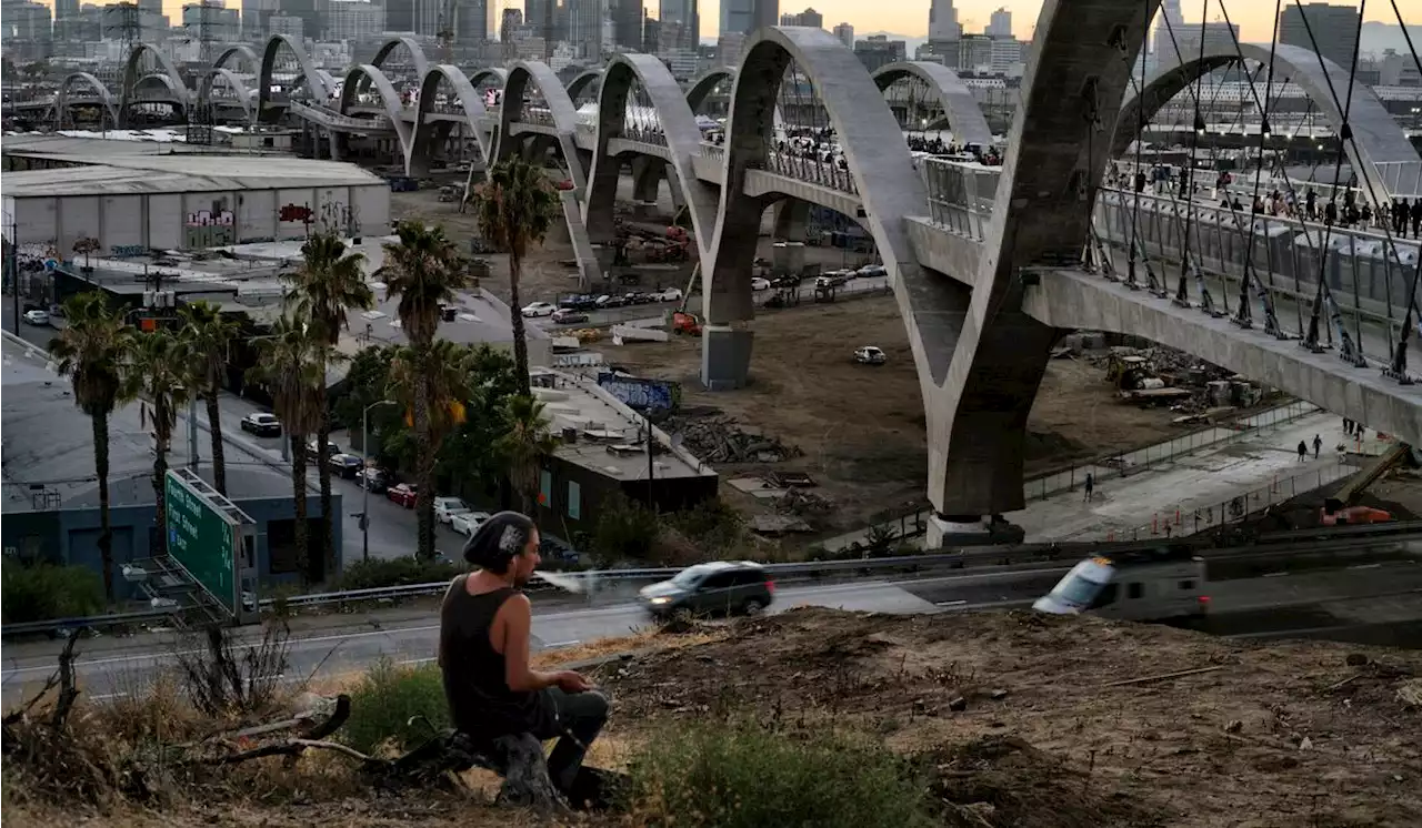 Teen falls to his death from L.A.’s Sixth Street Viaduct while trying social media stunt