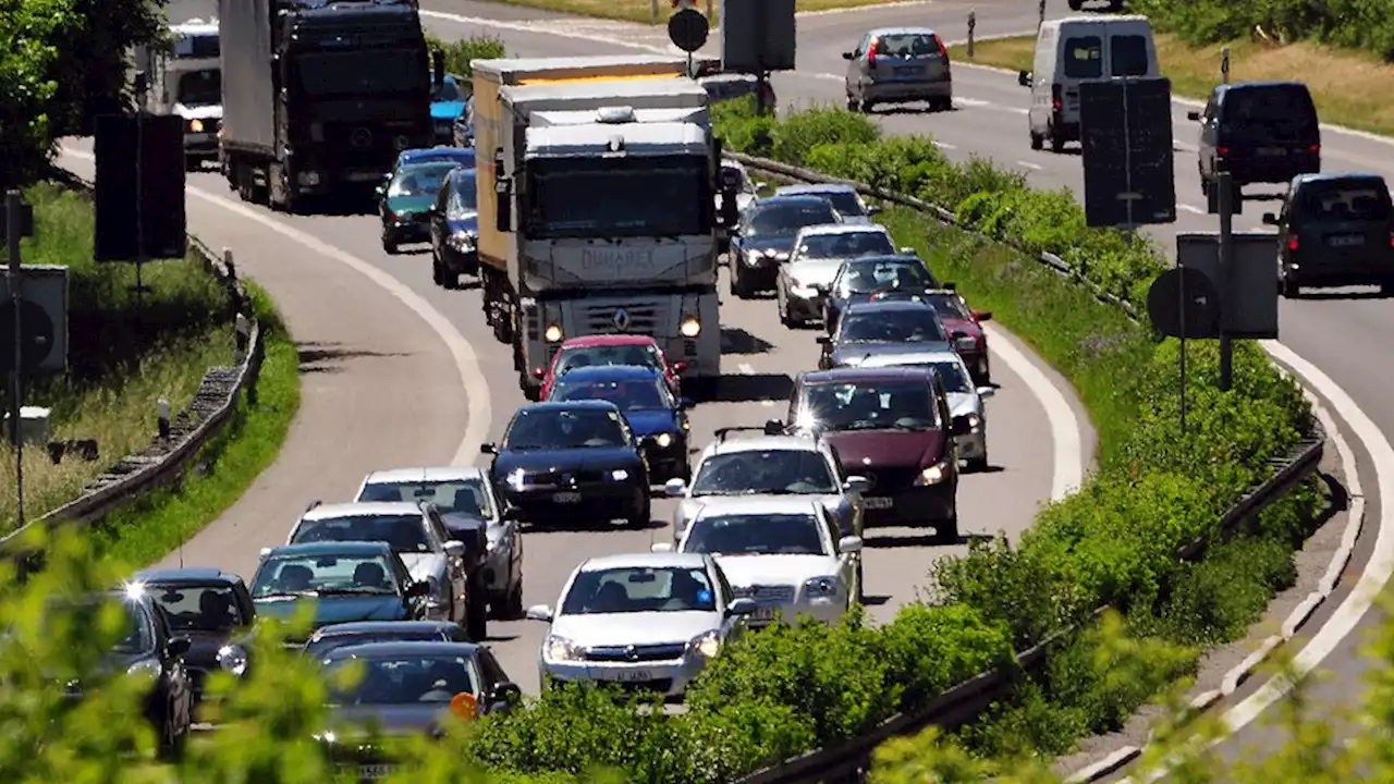 Am langen Pfingstwochenende drohen viele Staus und volle Züge in NRW