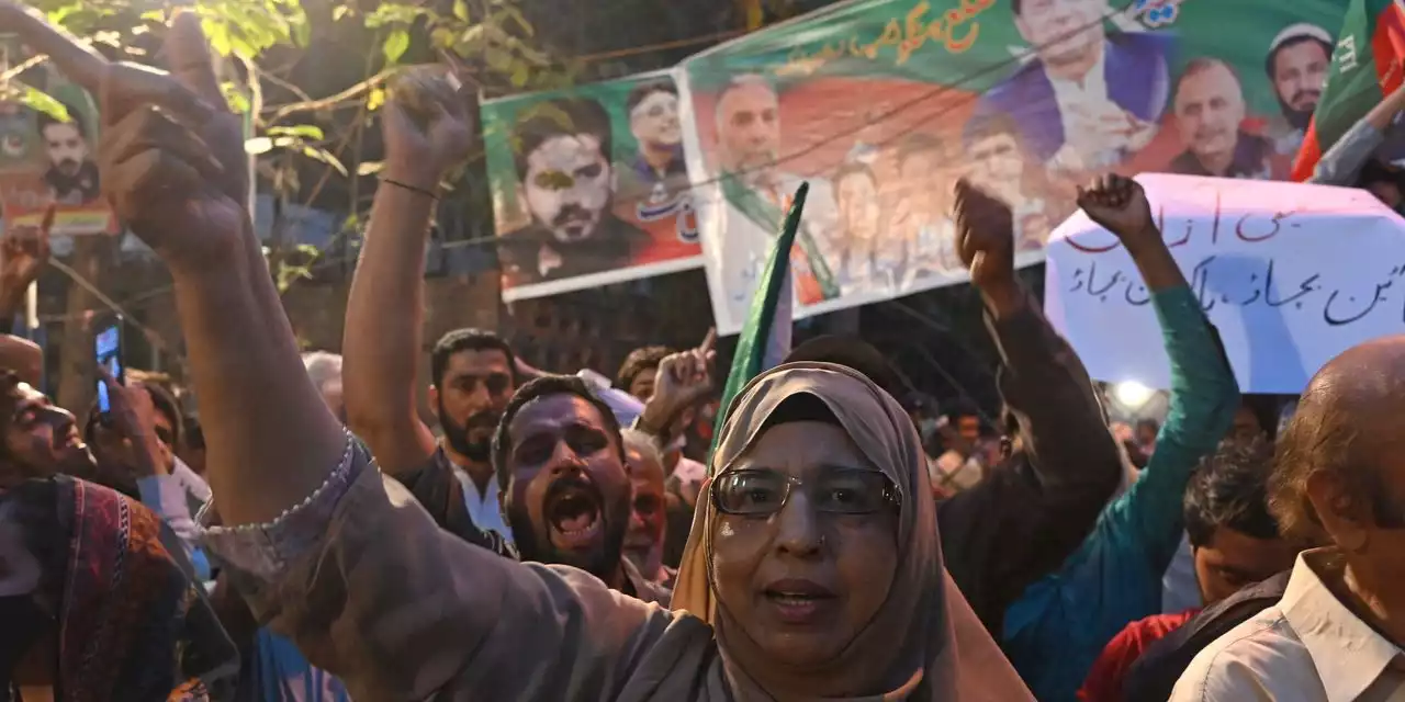 Pakistan’s Opposition Begins to Crack After Thousands Arrested