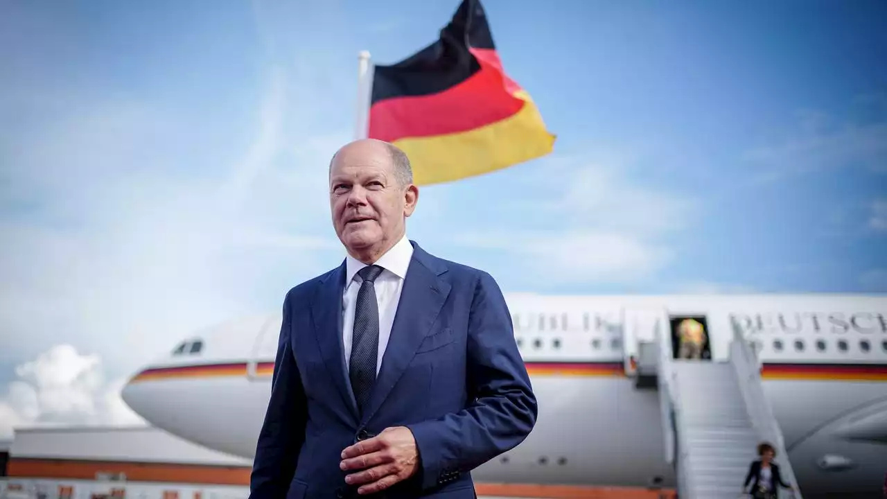 Mann umarmt Scholz: Regierung räumt Sicherheitspanne ein