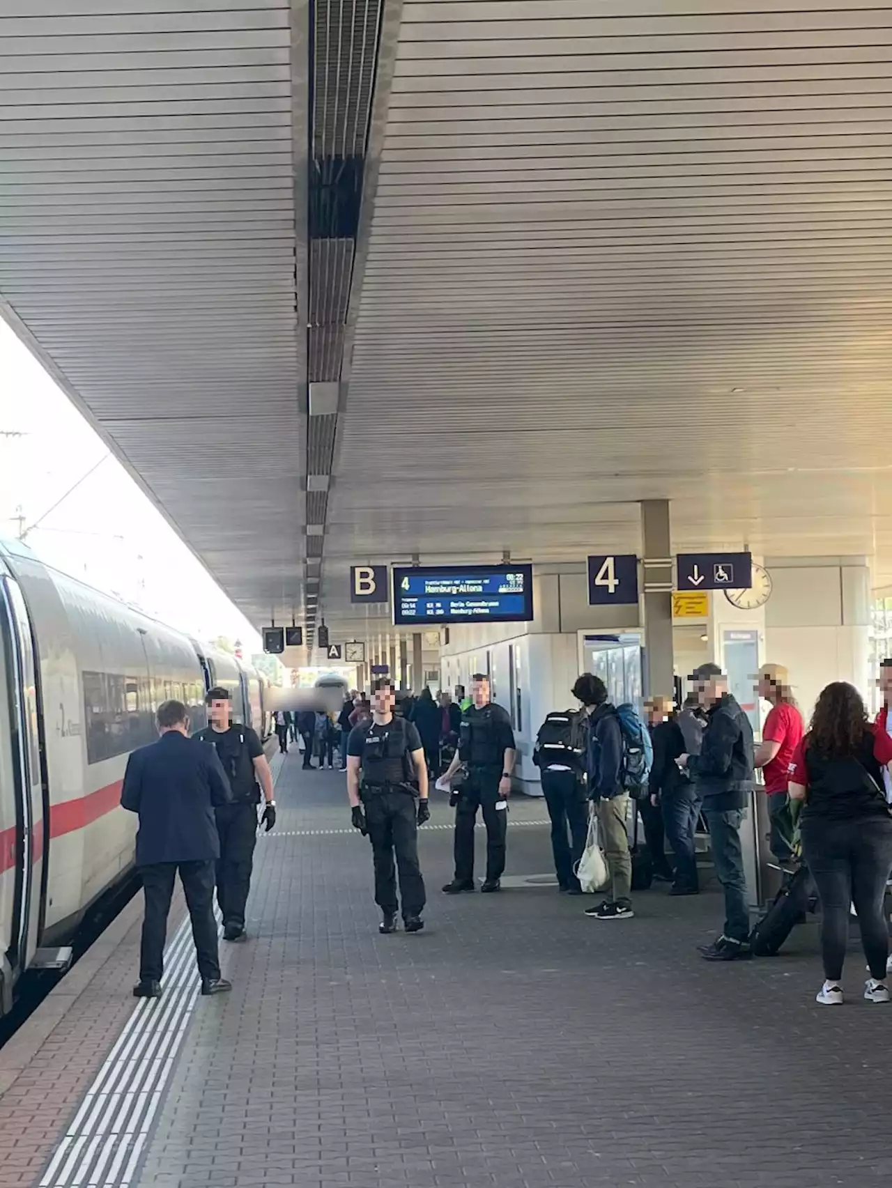 Basel: «Unser Zug wurde evakuiert» – grosser Polizeieinsatz am Badischen Bahnhof