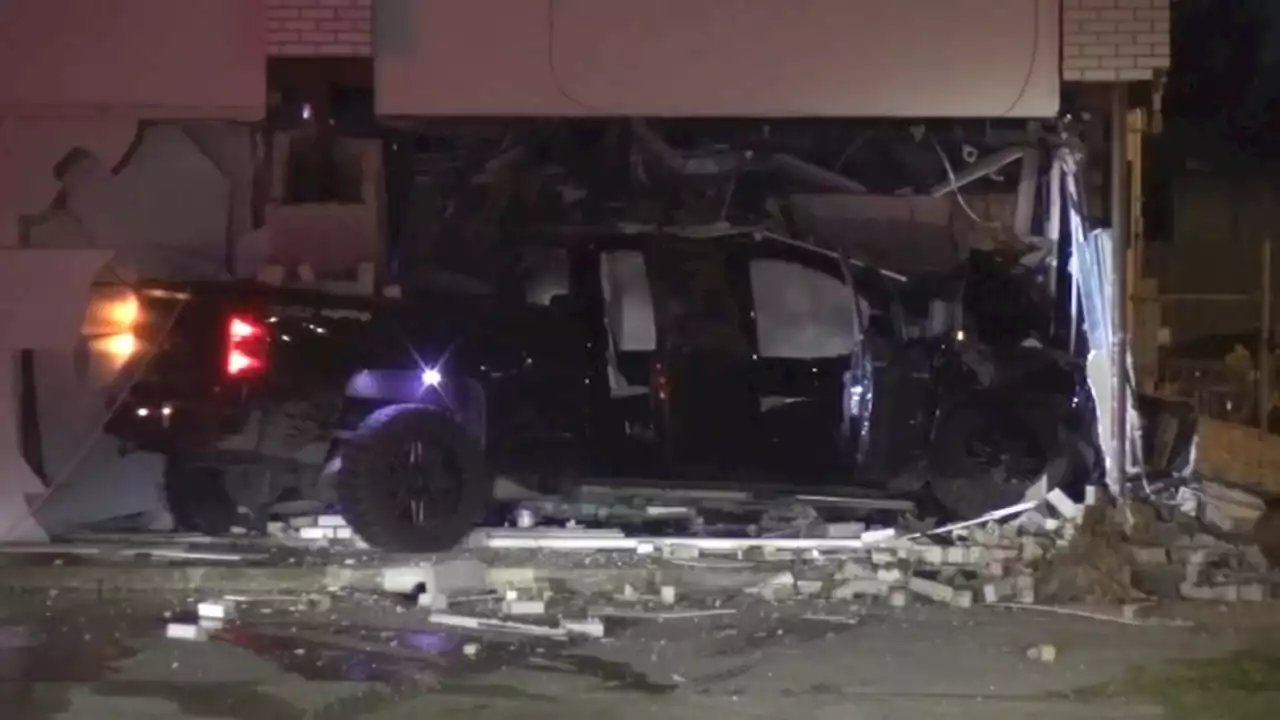 Driver crashes into building during police chase, barely missing oncoming train, HPD says