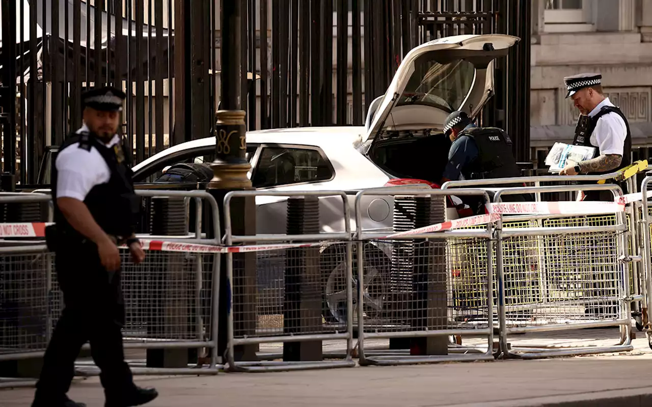 Liberan a conductor que chocó contra Downing Street, pero lo acusan de otro cargo