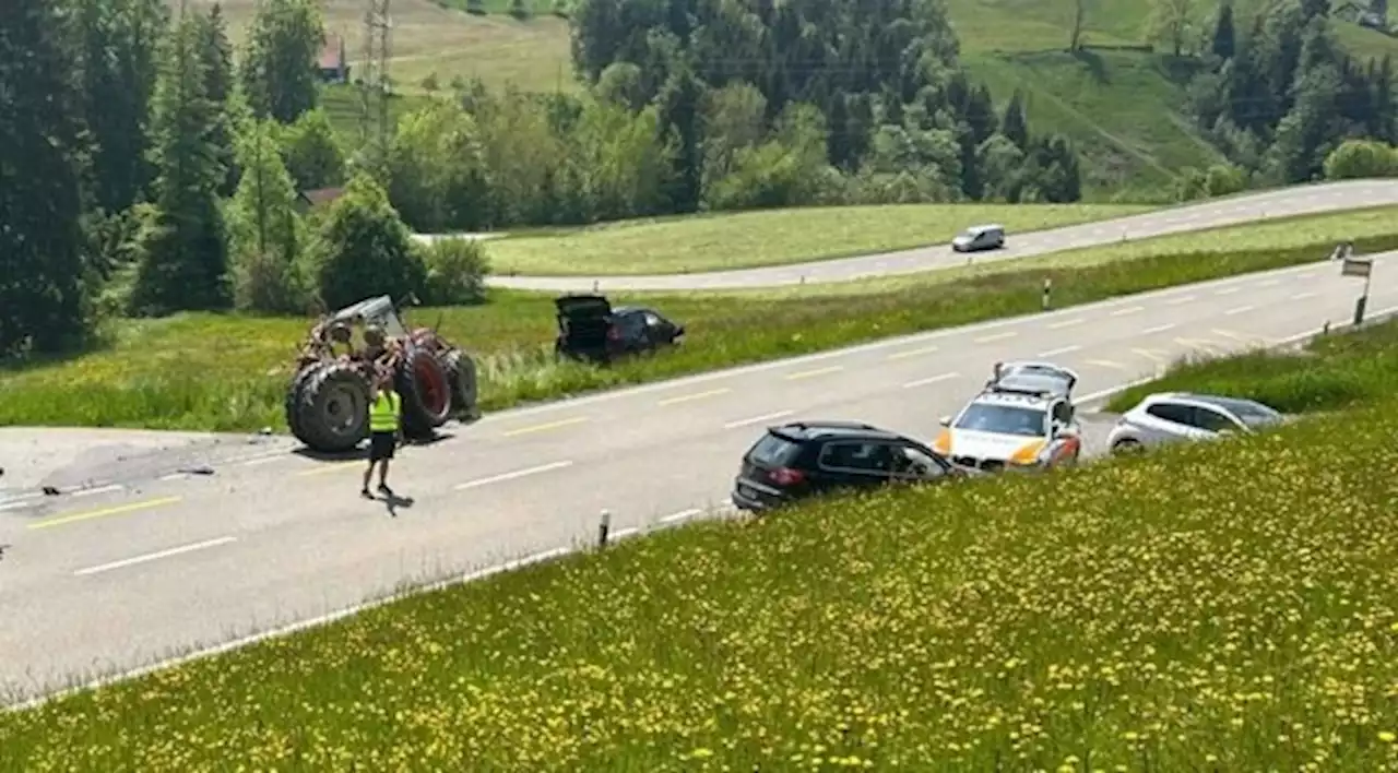 In Trogen im Kanton Appenzell Ausserrhoden sind am Freitag ein Traktor und ein Auto zusammengestossen - bauernzeitung.ch