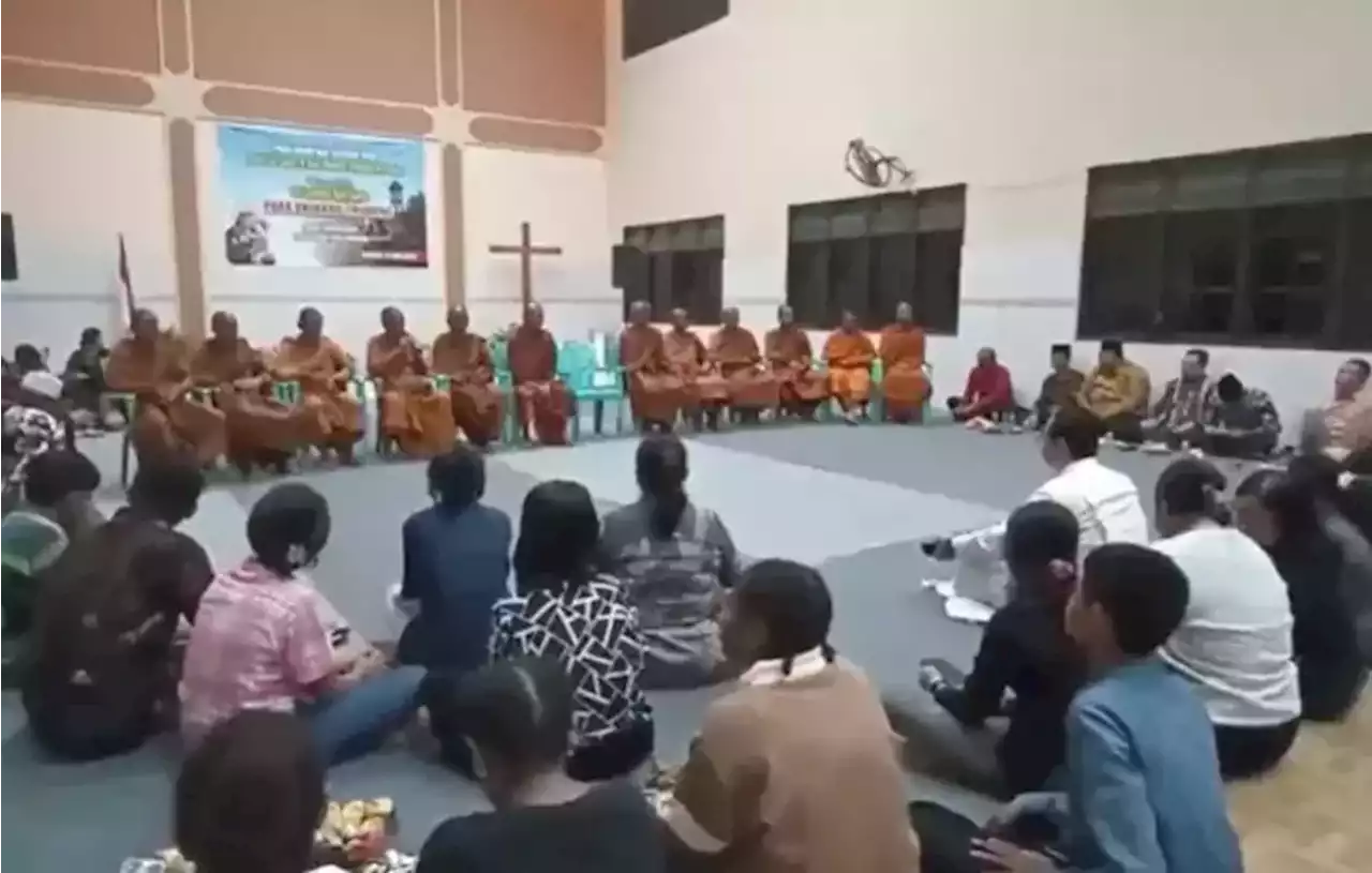 32 Biksu Jalan Kaki dari Thailand Bermalam di Gereja Santo Antonius Padua Kendal