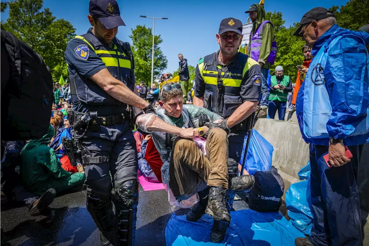 Hunderte Festnahmen bei Klima-Protest: Polizei räumt Straße mit Wasserwerfern