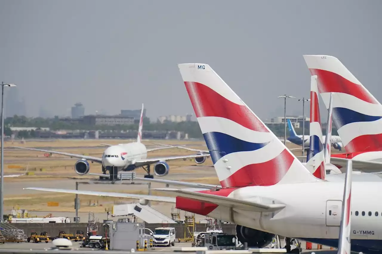 Lange Schlangen an britischen Flughäfen