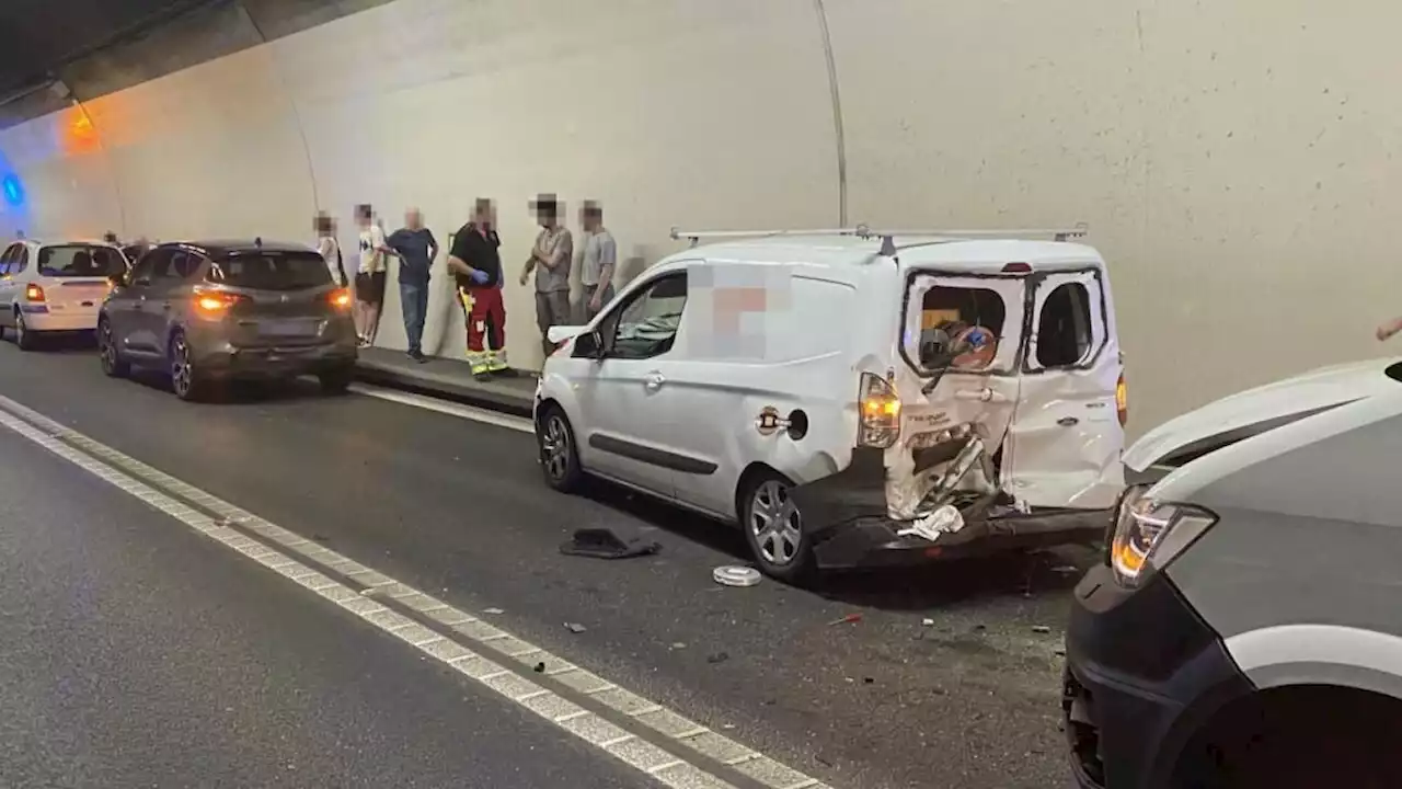 Sieben Verletzte nach Unfall im Fäsenstaubtunnel