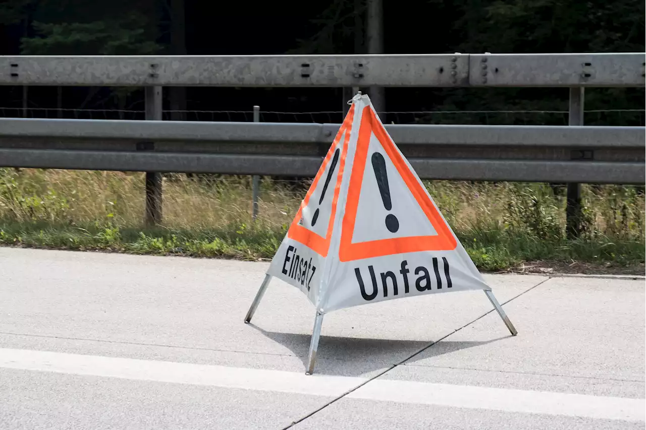 Ferienstart: Einige Verletzte und lange Staus wegen Autounfällen