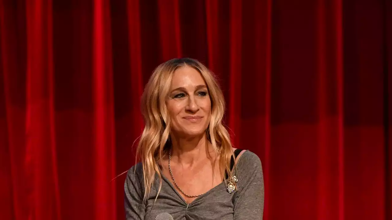 Sarah Jessica Parker Gives A Simple Outfit An Edge With Statement Mary Janes