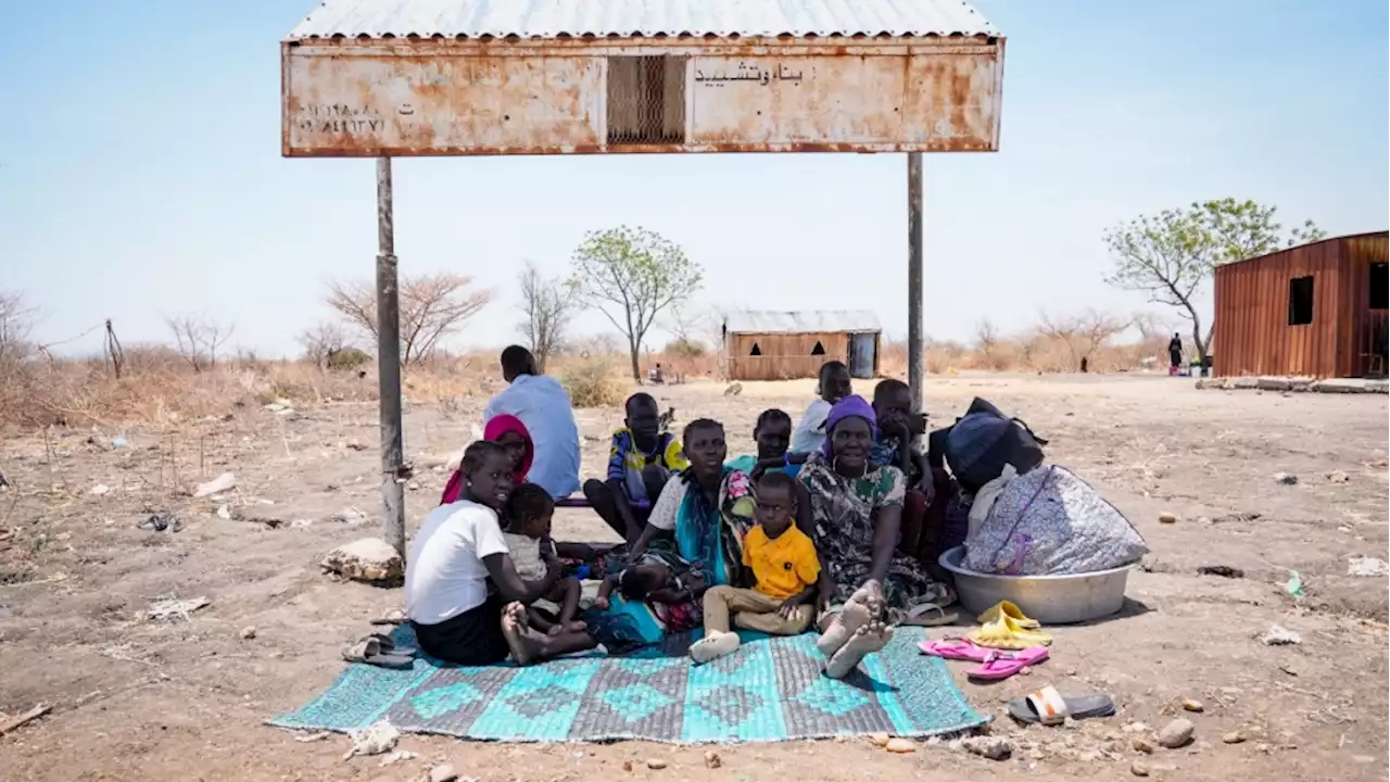 Thousands of exhausted South Sudanese head home, fleeing brutal conflict