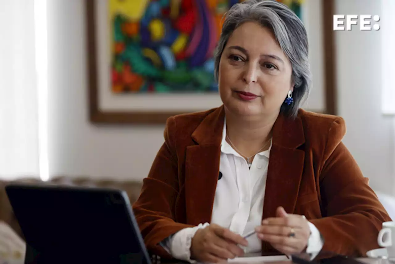 La ministra chilena de Trabajo, Jeannette Jara, habla con EFE