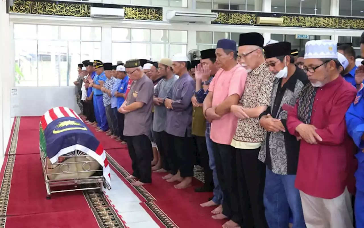 Everest climber Awang Askandar laid to rest in hometown