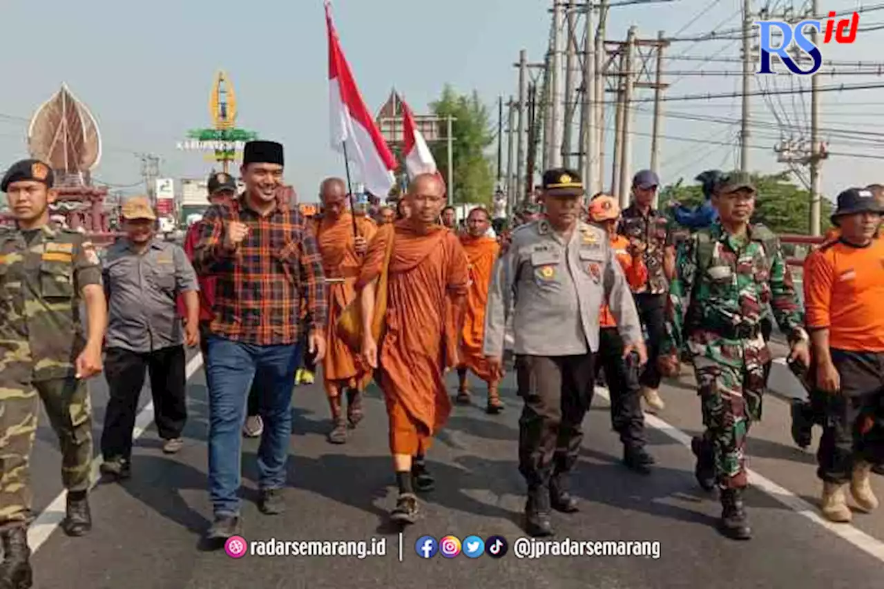 Bikhhu Thudong Disambut Hangat Ribuan Warga Gringsing