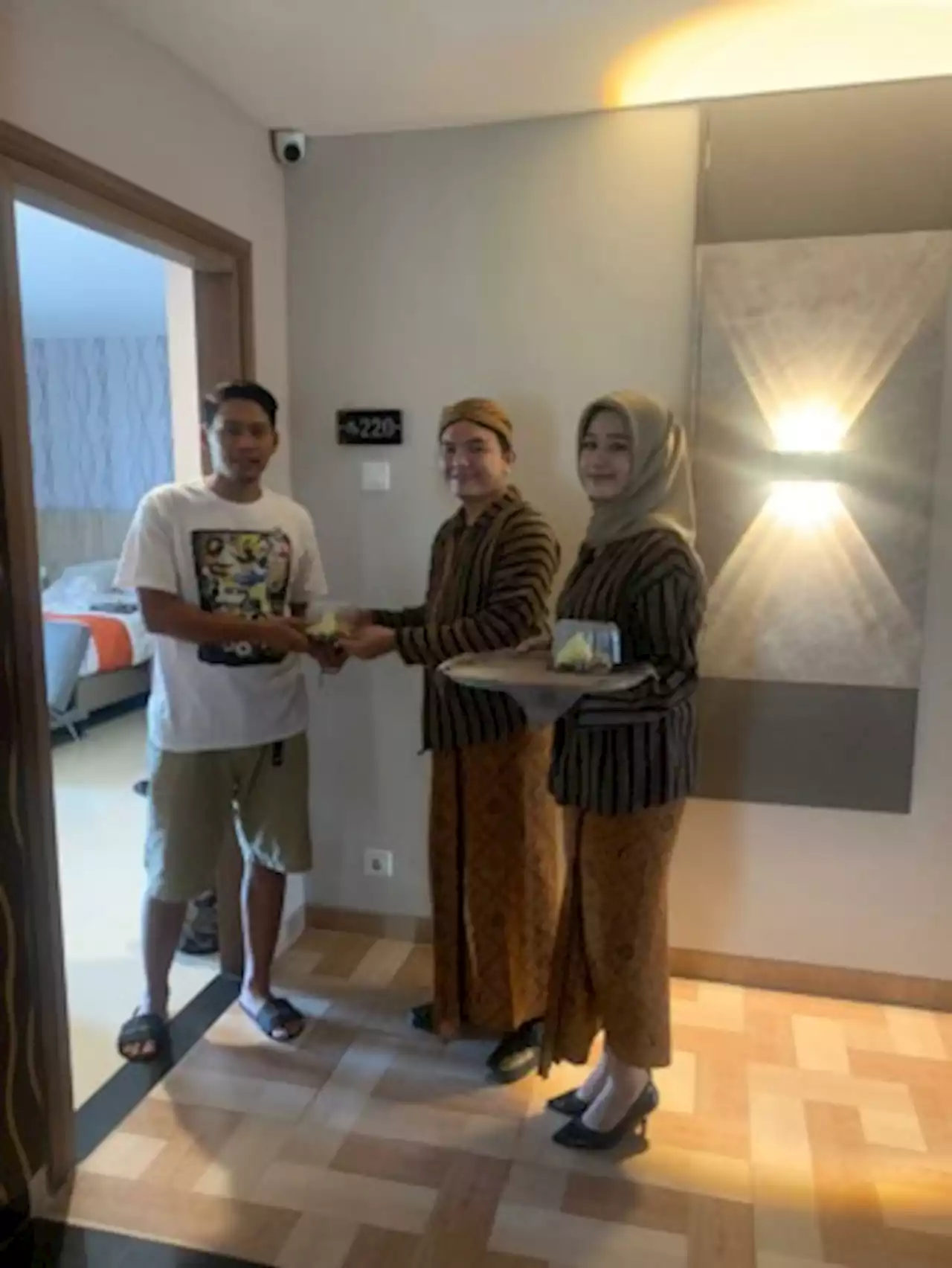 Front One Hotel Sragen Berbagi Kebahagiaan Bersama Tamu dan Karyawan