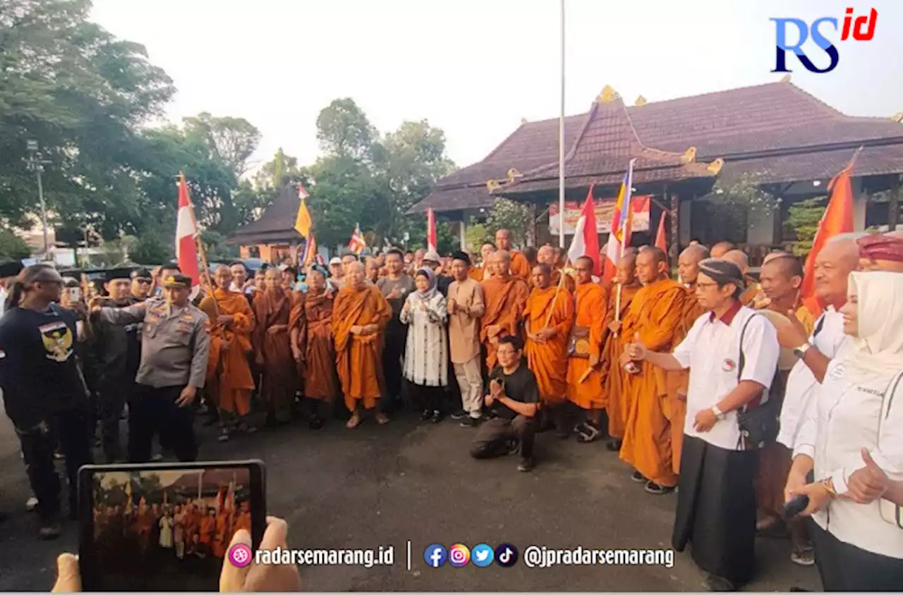 Rombongan Biksu Thudong Diberi Hasil Bumi oleh Petani Batang