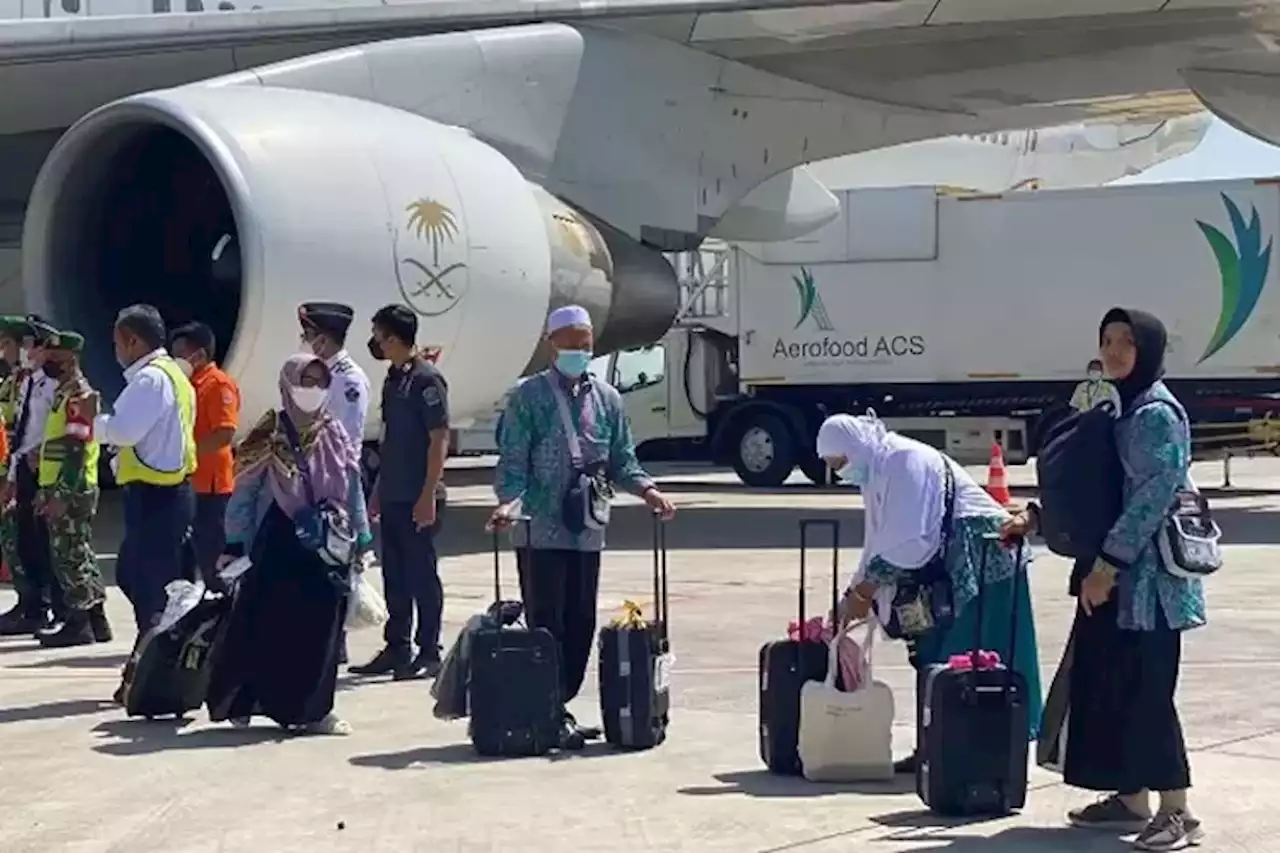 Viral Jemaah Haji Kelaparan saat Pesawat Delay, Saudi Airline Sampaikan Permohonan Maaf - Jawa Pos