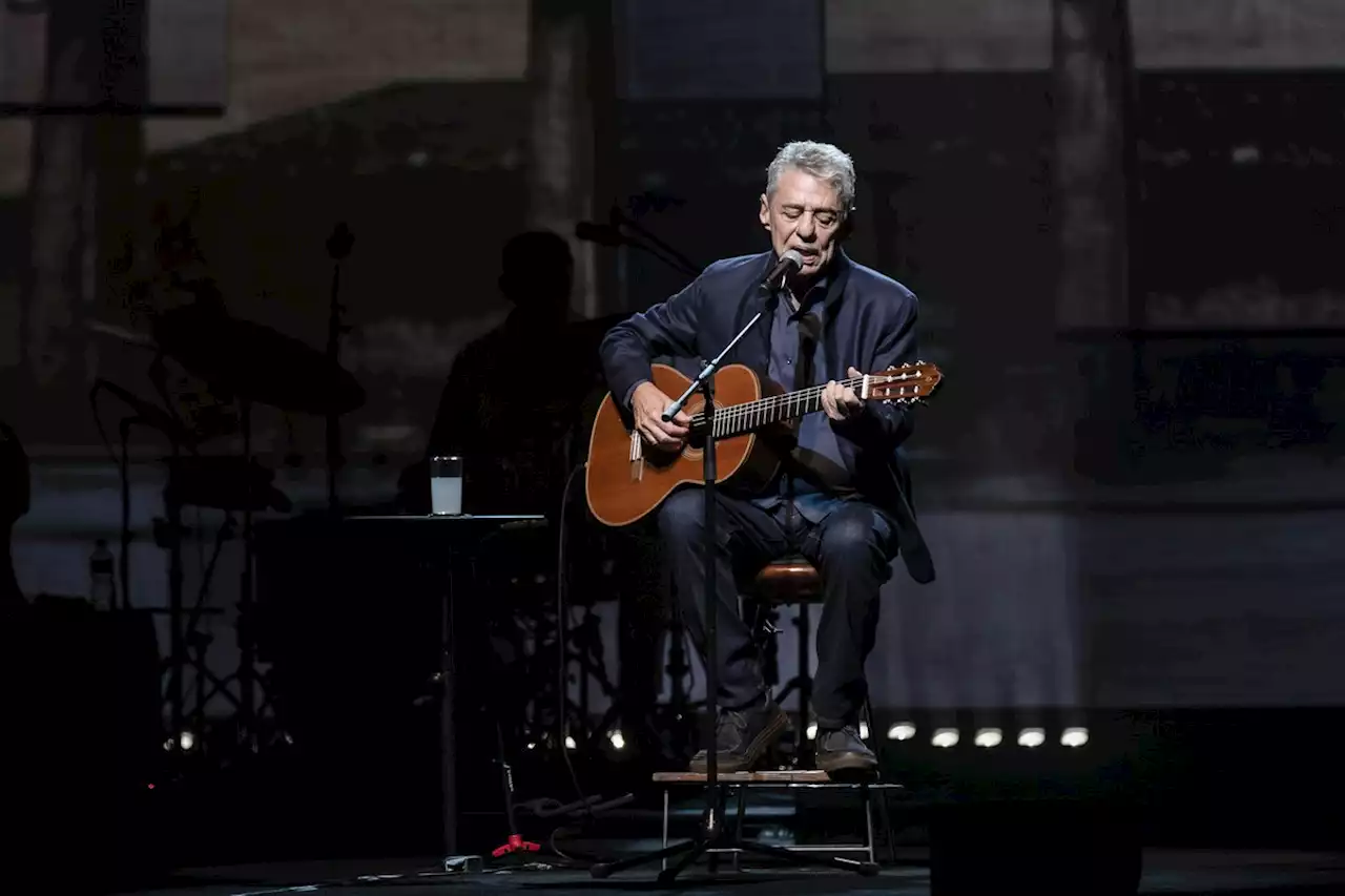 Chico Buarque homenageia Vinicius Jr em show no Porto, em Portugal