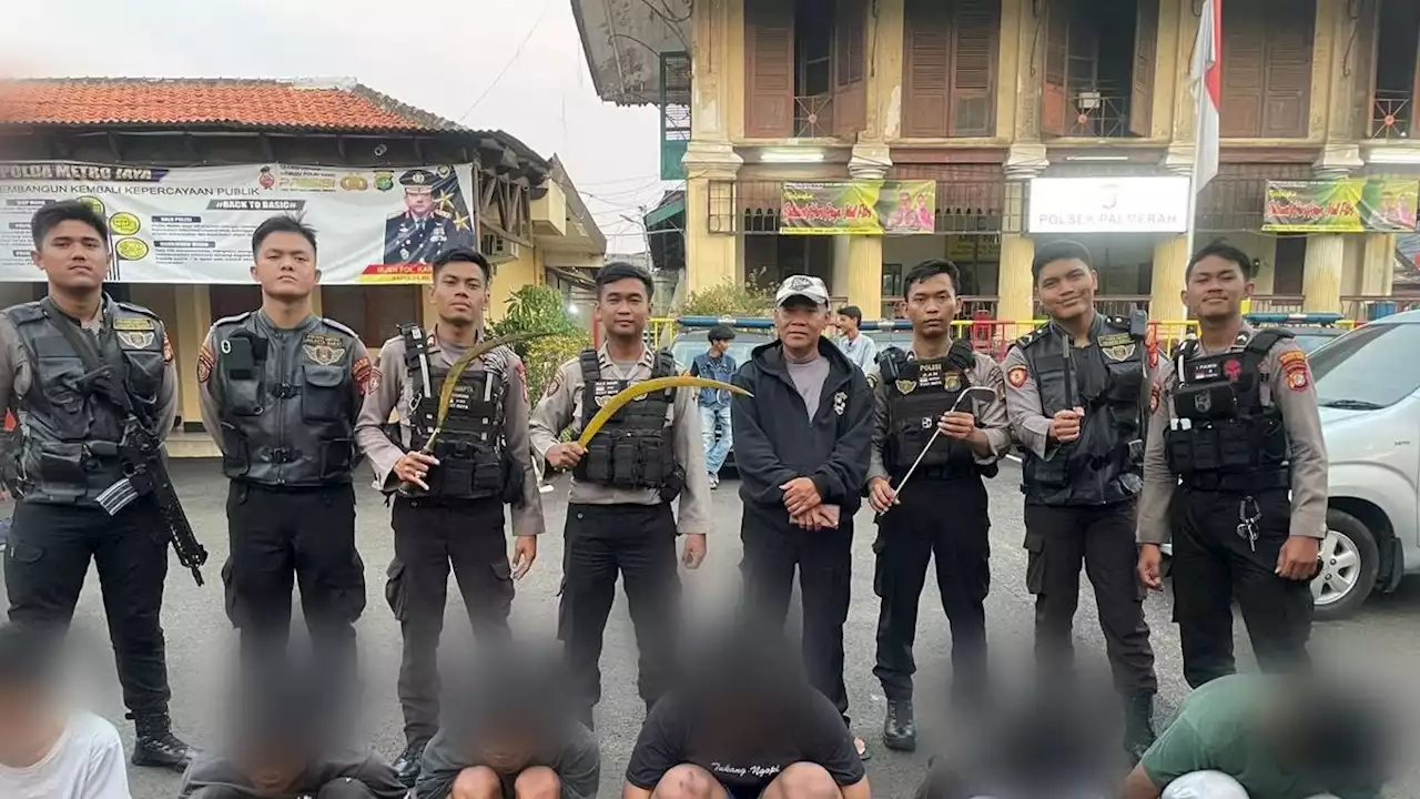 Diduga Hendak Tawuran,6 Remaja Bersenjata Tajam Ditangkap Polres Metro Jakbar