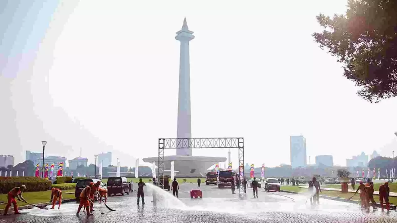 Pemprov DKI Libatkan Komunitas Delman Bersihkan Kawasan Monas Jelang Hari Lahir Pancasila