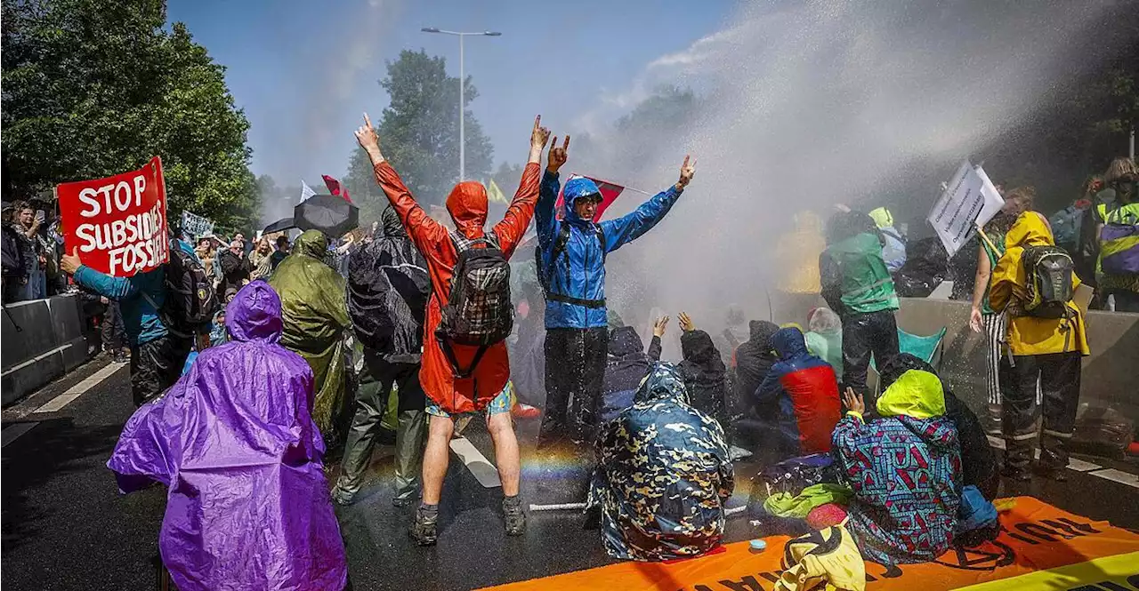 Hunderte Festnahmen bei Protest von Klimaaktivisten in Den Haag