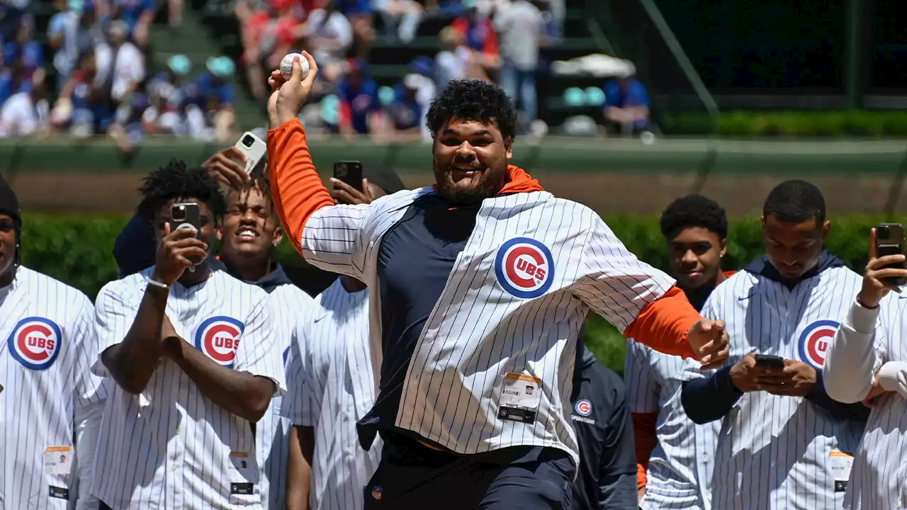 Bears 2023 Rookie Class Throws Out First Pitch at Cubs Game