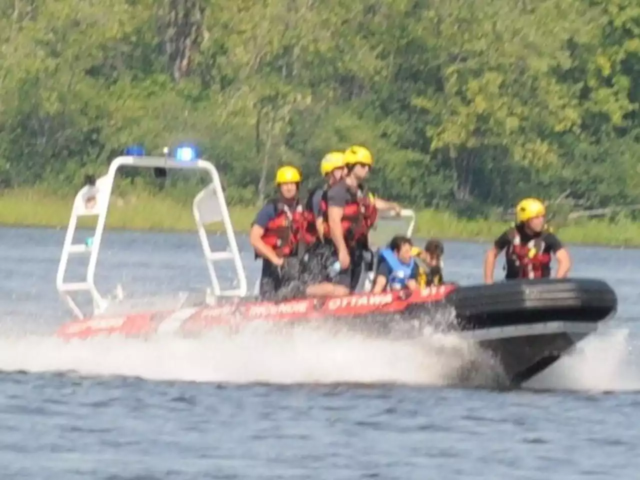 Ottawa River water rescue unit pulls unresponsive individual in life jacket from Ottawa River