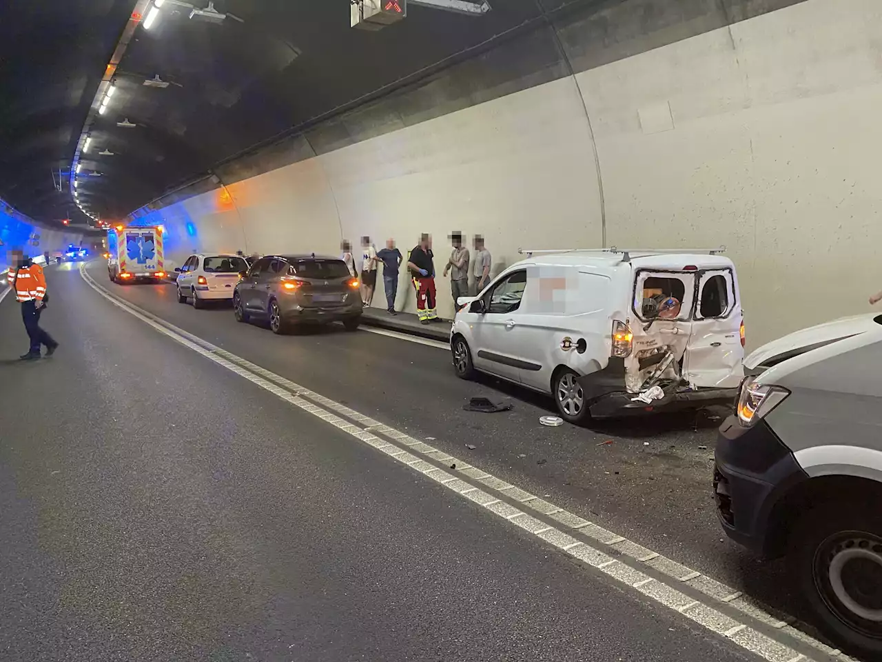 Stadt Schaffhausen SH: Mehrere Personen nach Unfall im Fäsenstaubtunnel verletzt